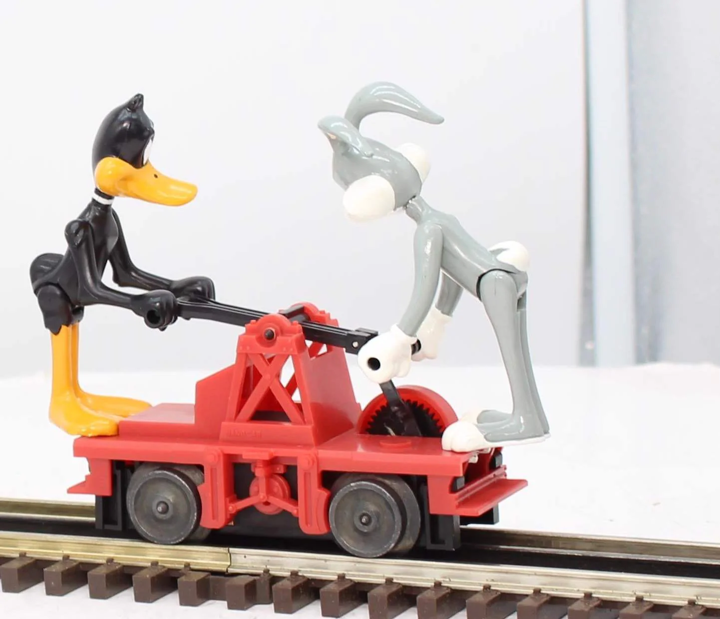 Lionel 6-18416 Bugs Bunny & Daffy Duck Hand Car O Scale Like New - Image 2