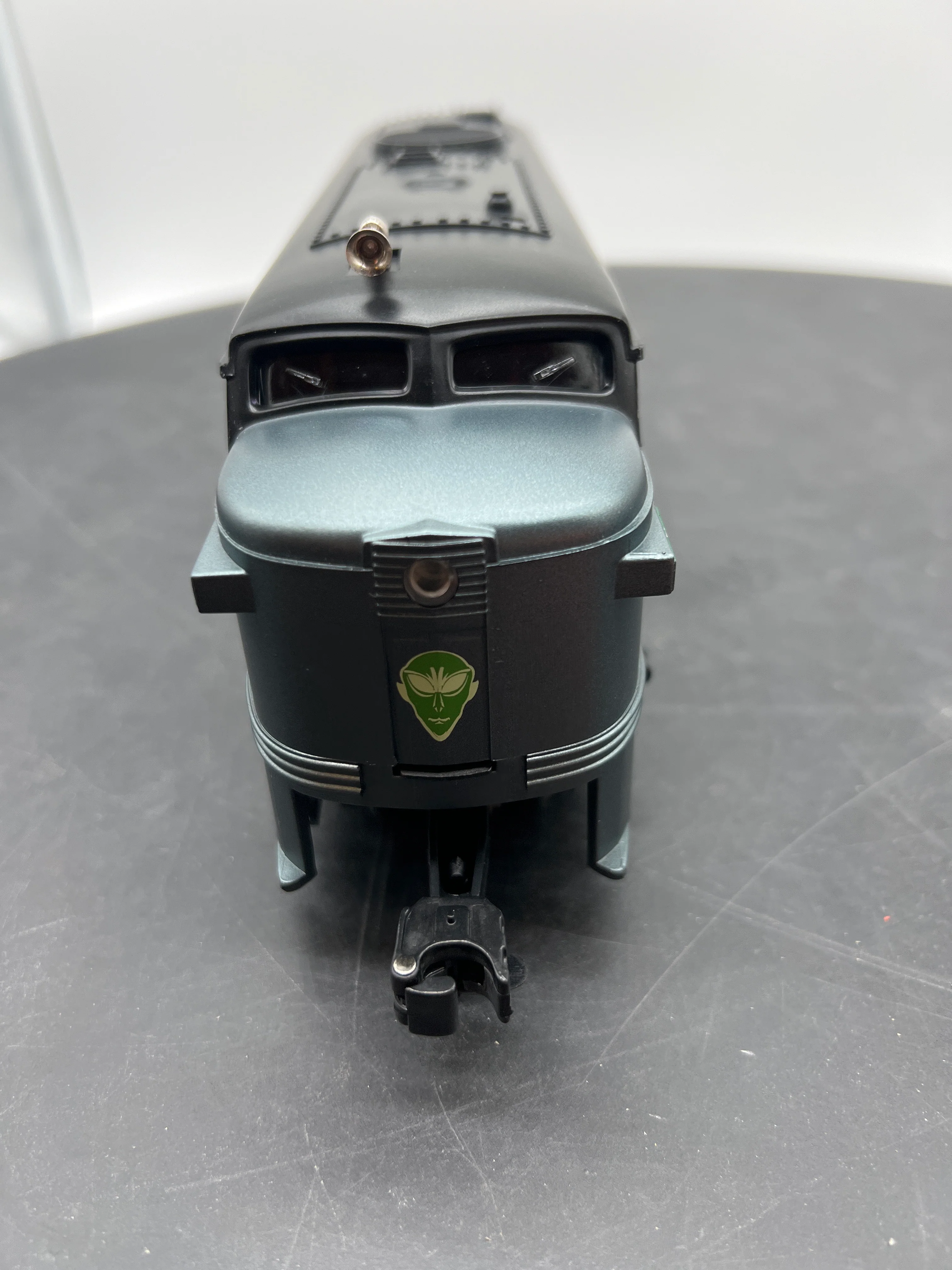 Lionel 6-18979 Area 51 Groom Lake Aliens FA diesel locomotive O SCALE Like New - Image 2