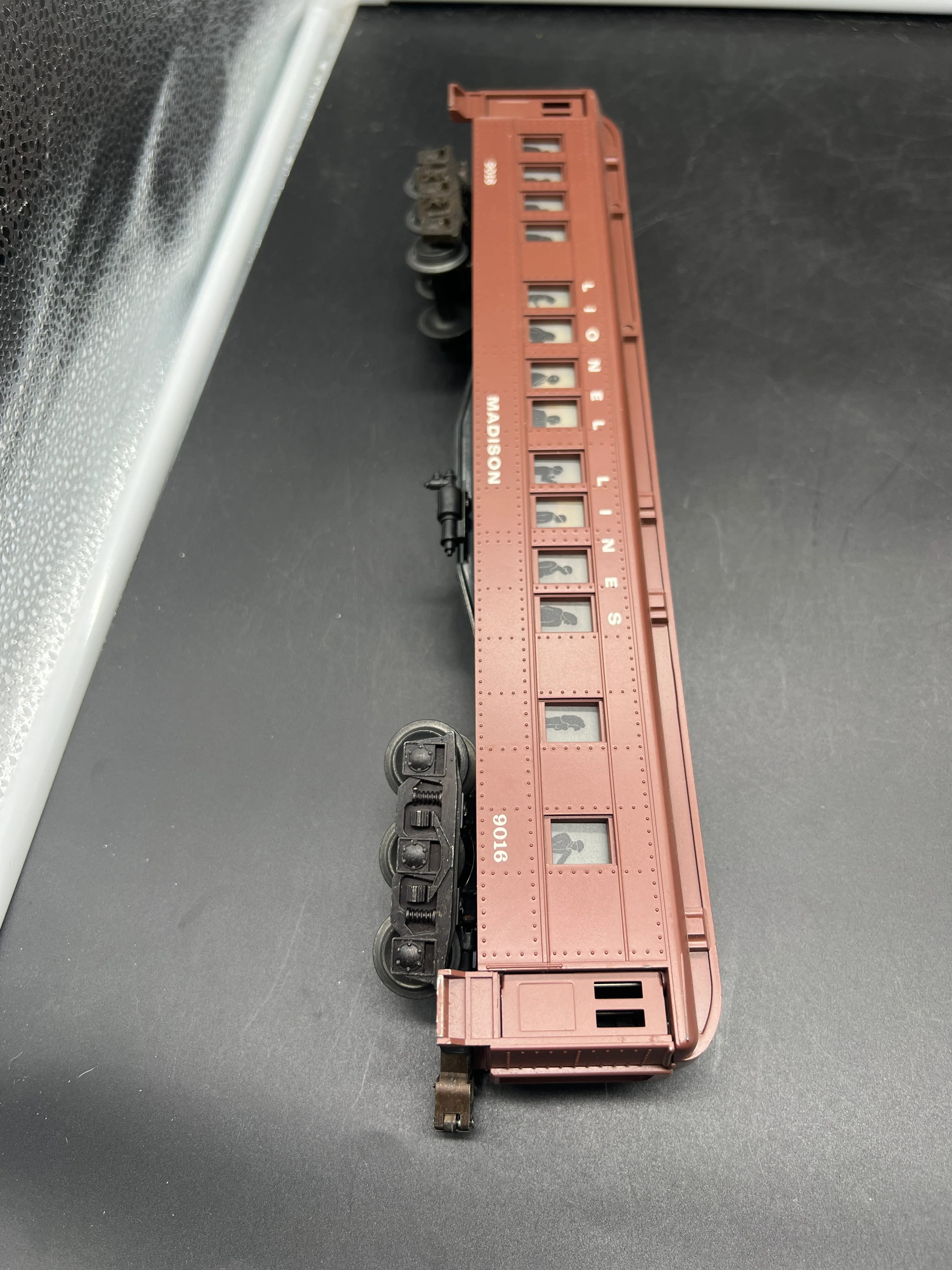 Lionel 6-19011, 6-19015, 6-19016, 6-19017, 6-19018 Lionel Lines Madison Passenger Car Set (Set of 5) O Scale Used - Image 25