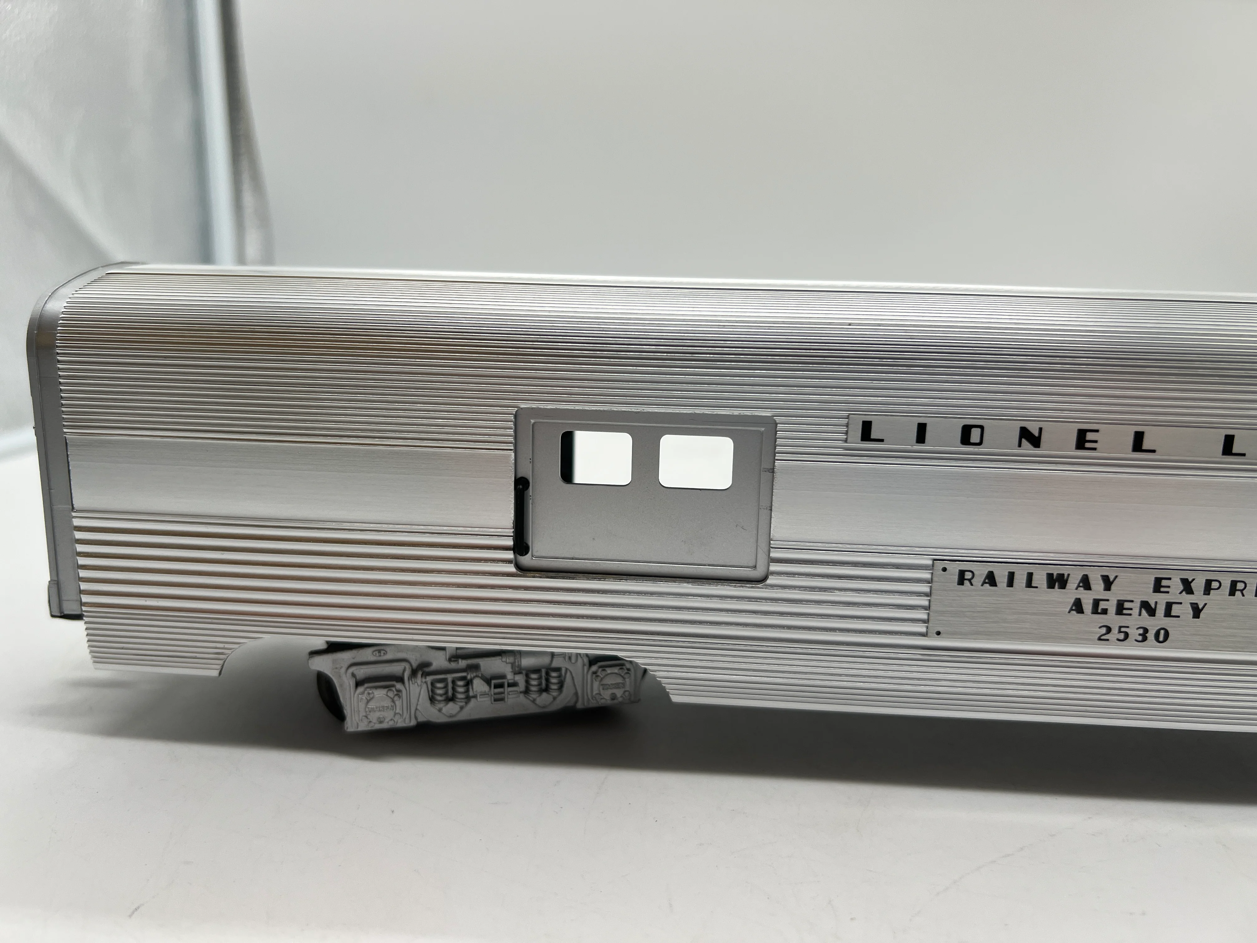 Lionel 6-19160 Lionel Lines 2530 REA aluminum baggage car O SCALE Like New - Image 4