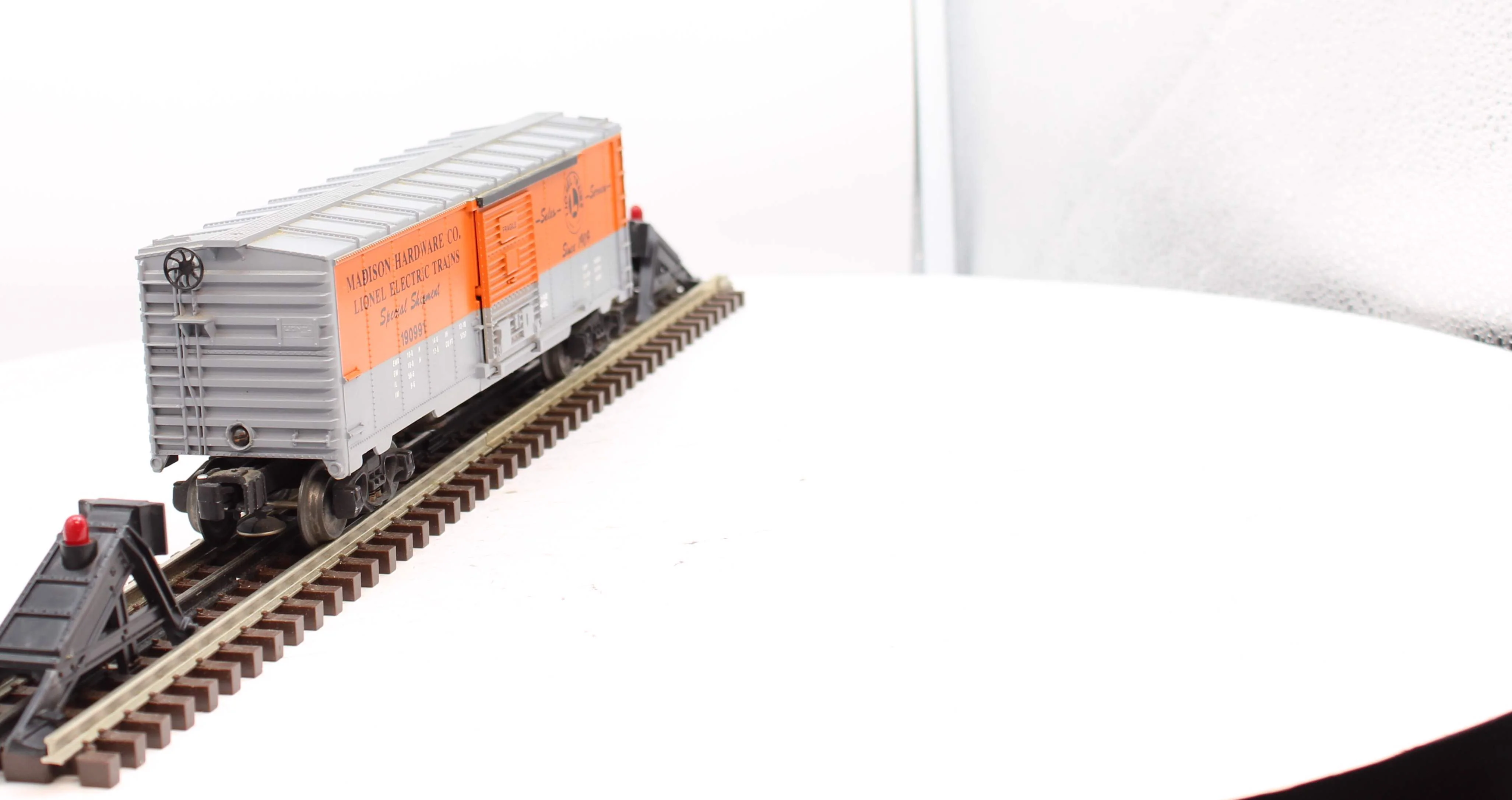 Lionel 6-19816 Madison Hardware Operating box car  O Scale [bags are missing] Used - Image 8