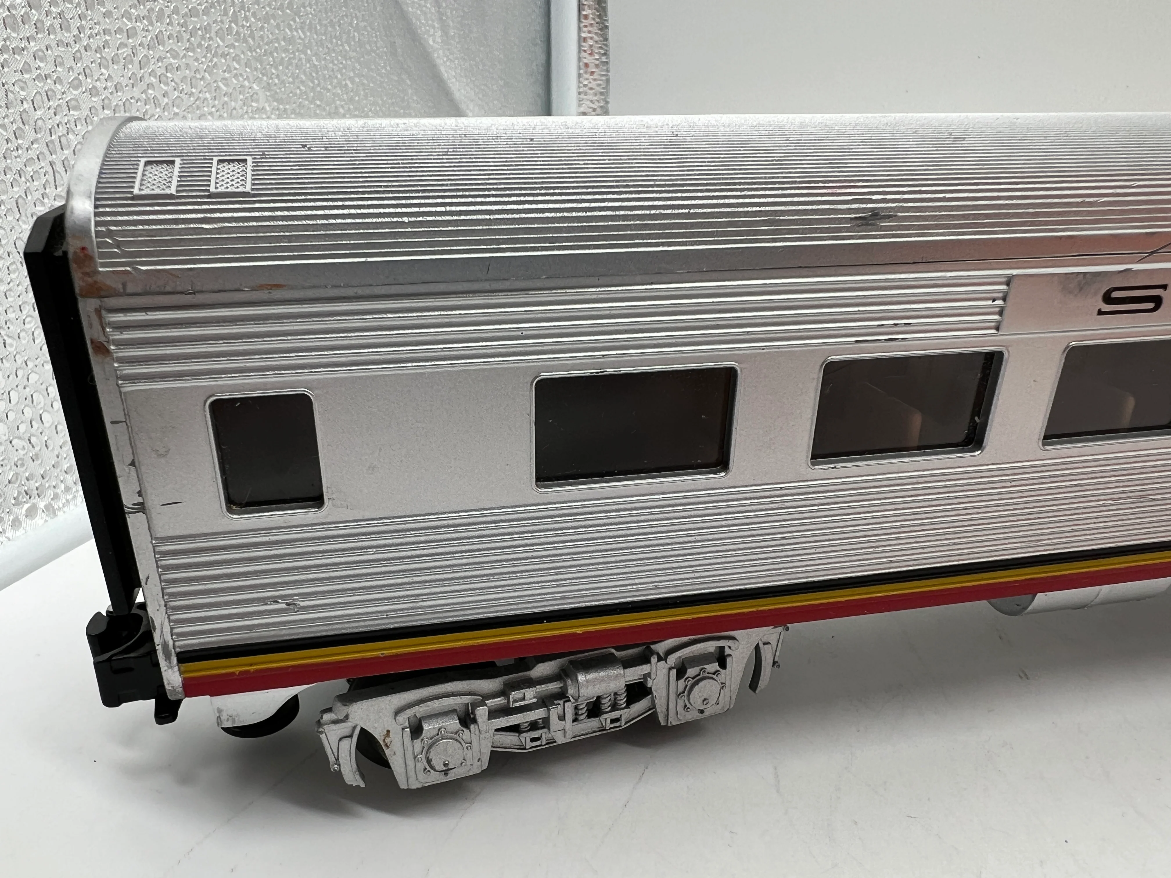 Lionel 6-25130 Santa Fe streamliner coach car O SCALE Used Damaged Box AS IS - Image 5