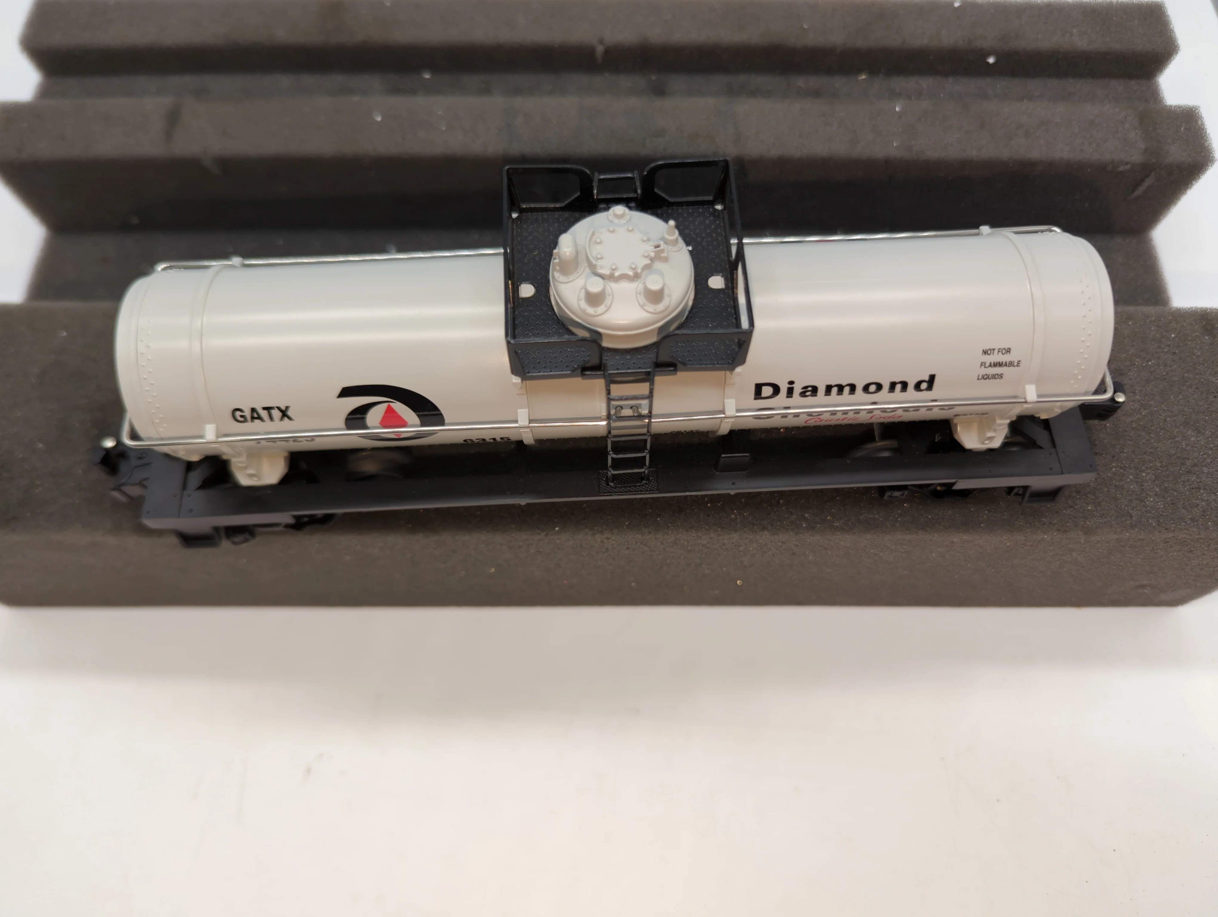 Lionel 6-26147 #6315 DIAMOND CHEMICALS SINGLE-DOME TANK CAR O SCALE Like New - Image 3