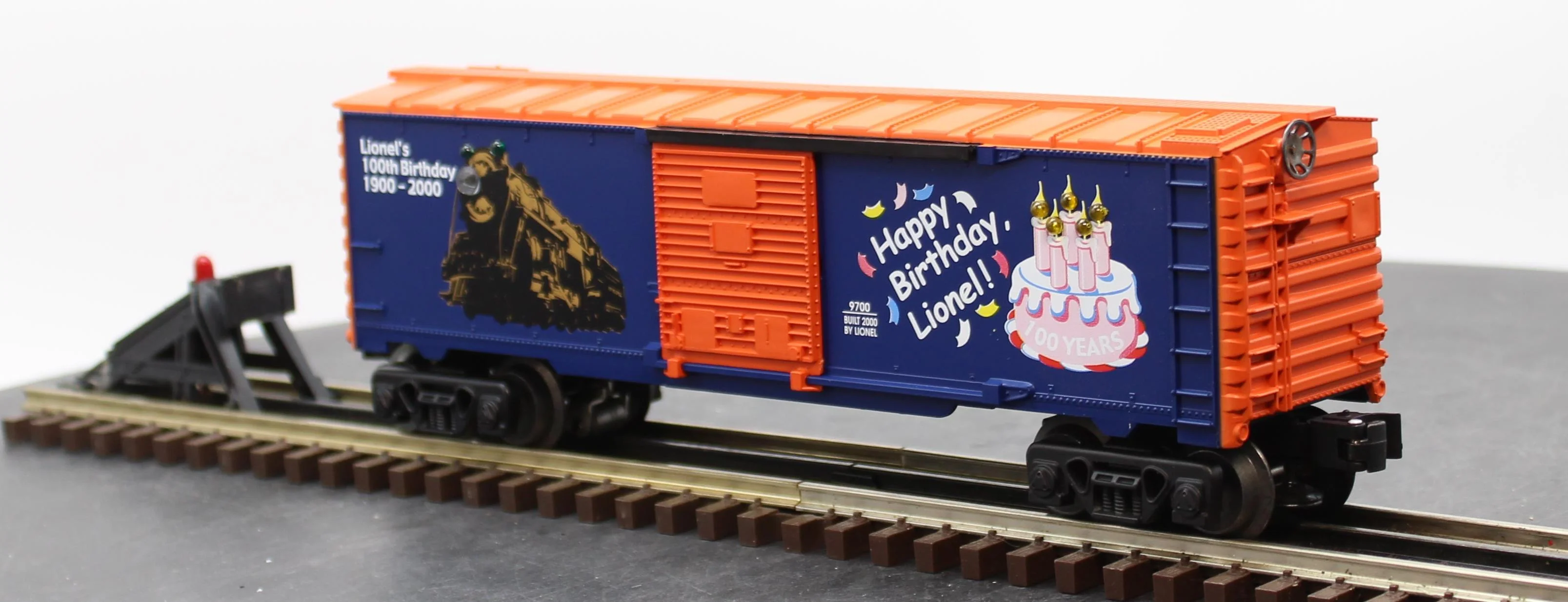 Lionel 6-26736 Lionel Lighted Birthday Boxcar O SCALE Like New - Image 3