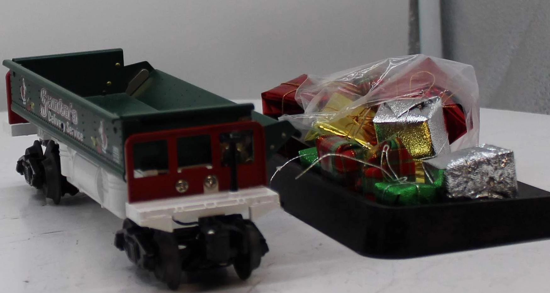 Lionel 6-26870 Christmas Dump Car with Presents O SCALE Used Excellent black dump bin - Image 2