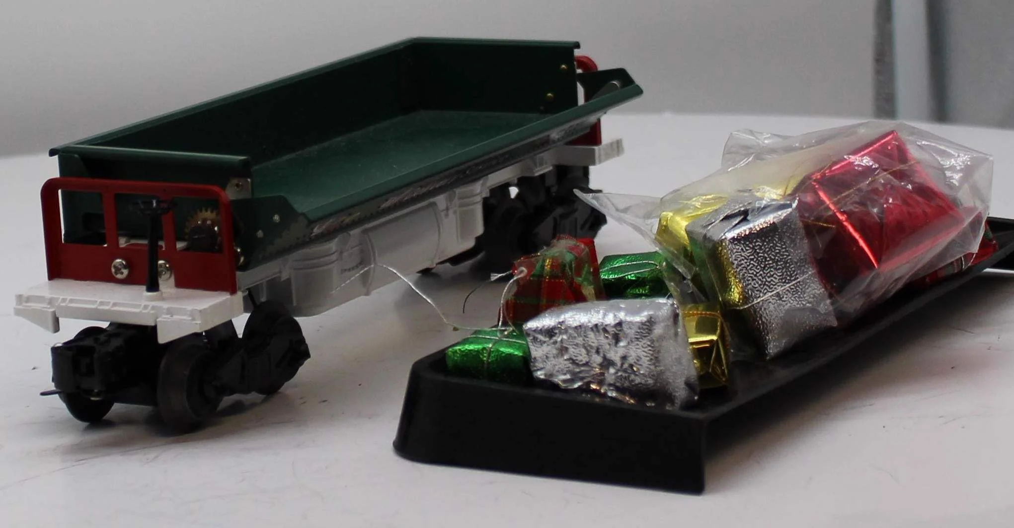 Lionel 6-26870 Christmas Dump Car with Presents O SCALE Used Excellent black dump bin - Image 3
