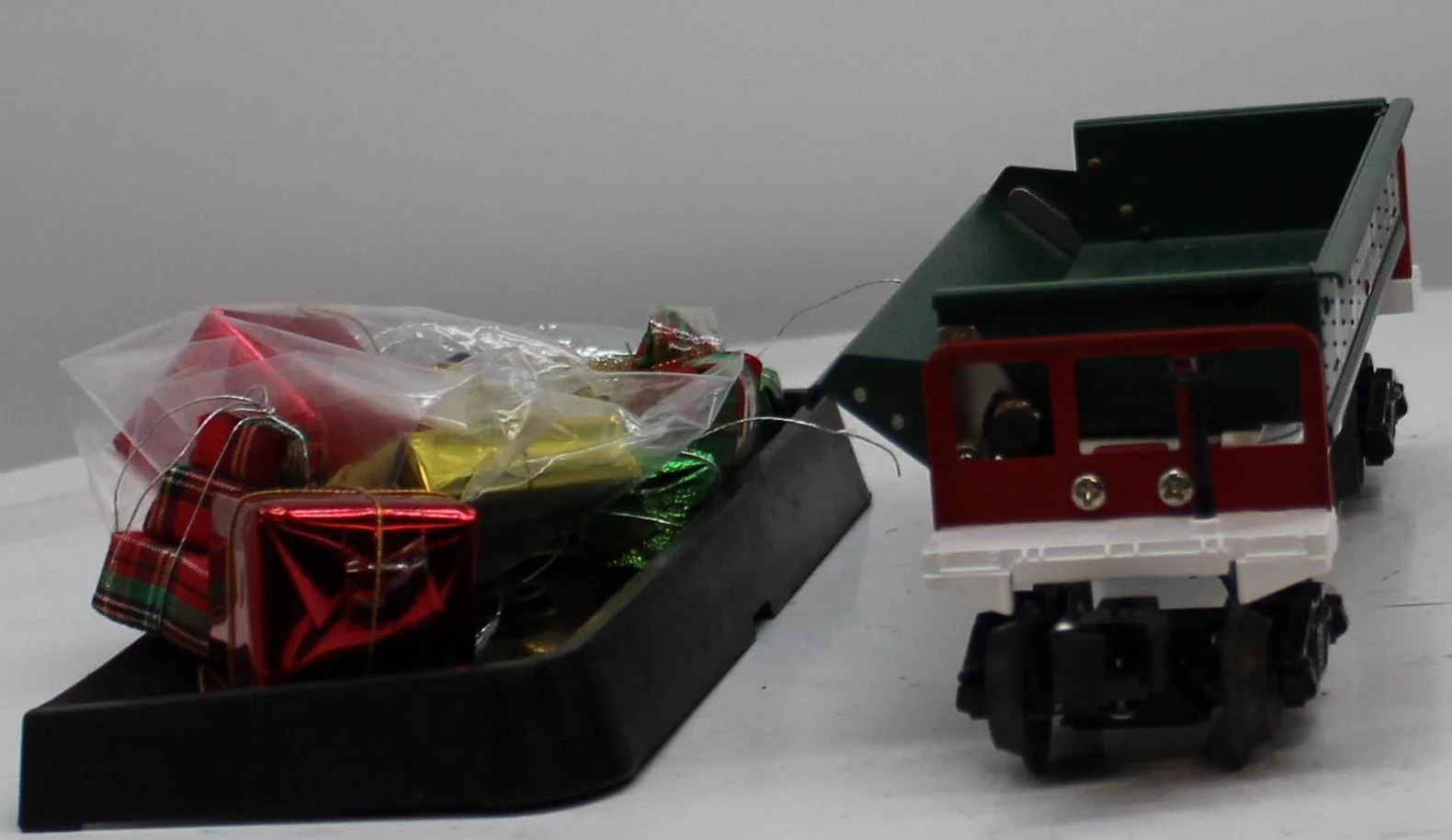Lionel 6-26870 Christmas Dump Car with Presents O SCALE Used Excellent black dump bin - Image 6