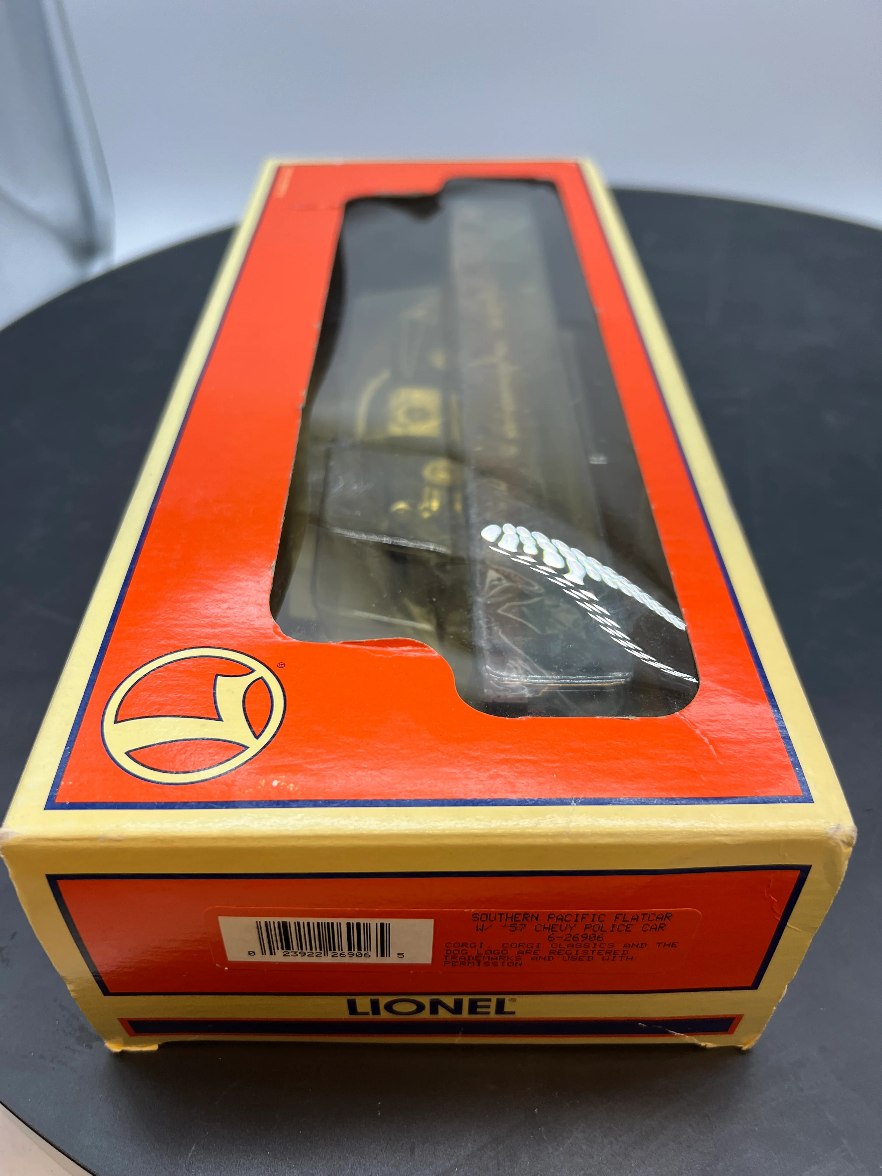 Lionel 6-26906 Southern Pacific SP flatcar with die-cast Corgi 1957 Chevy police car SZ O SCALE NEW - Image 3