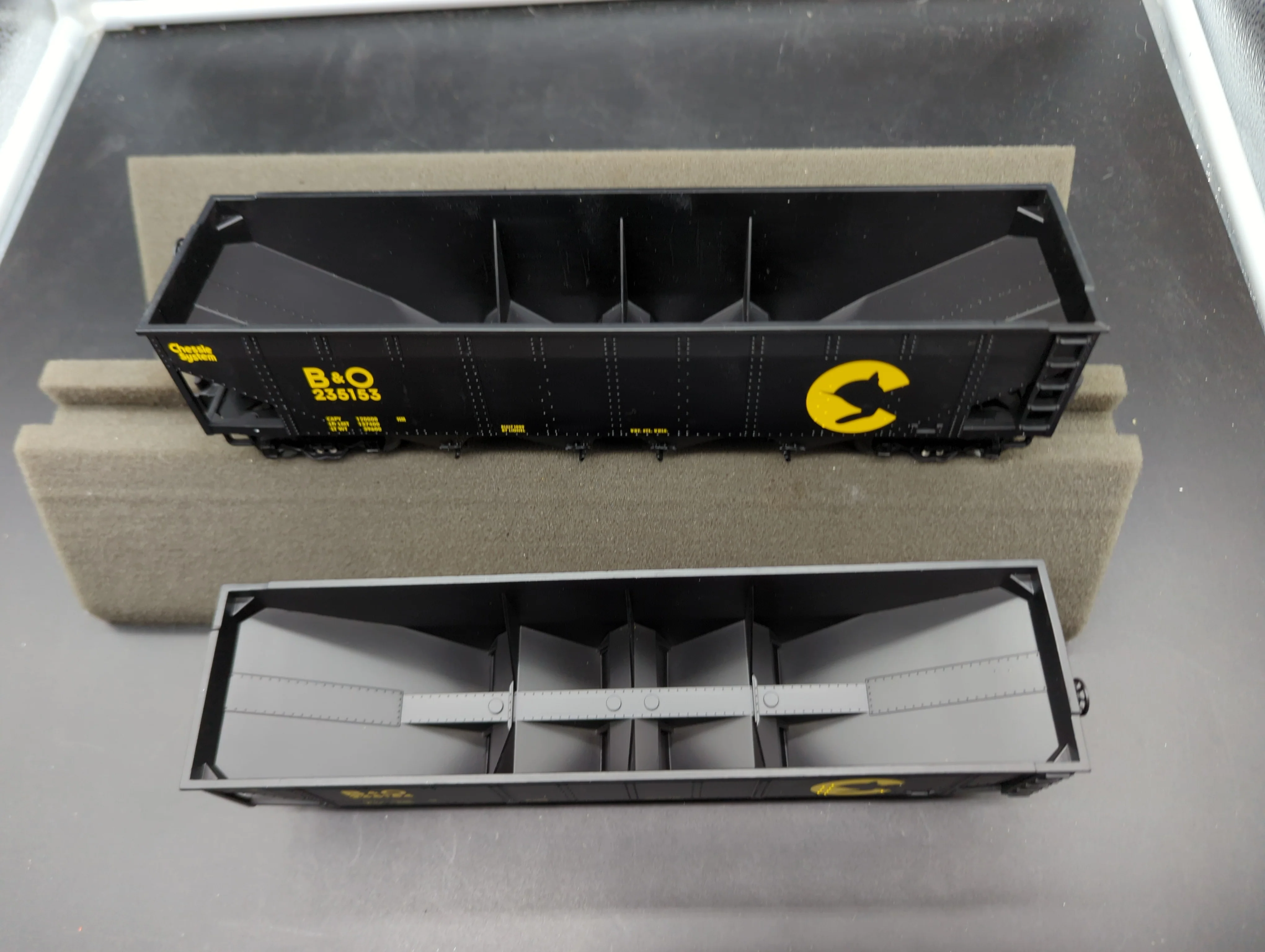 Lionel 6-26985 Baltimore and Ohio Chessie die-cast hopper car 2 Car set 235153 & 235154 O SCALE Like New - Image 2