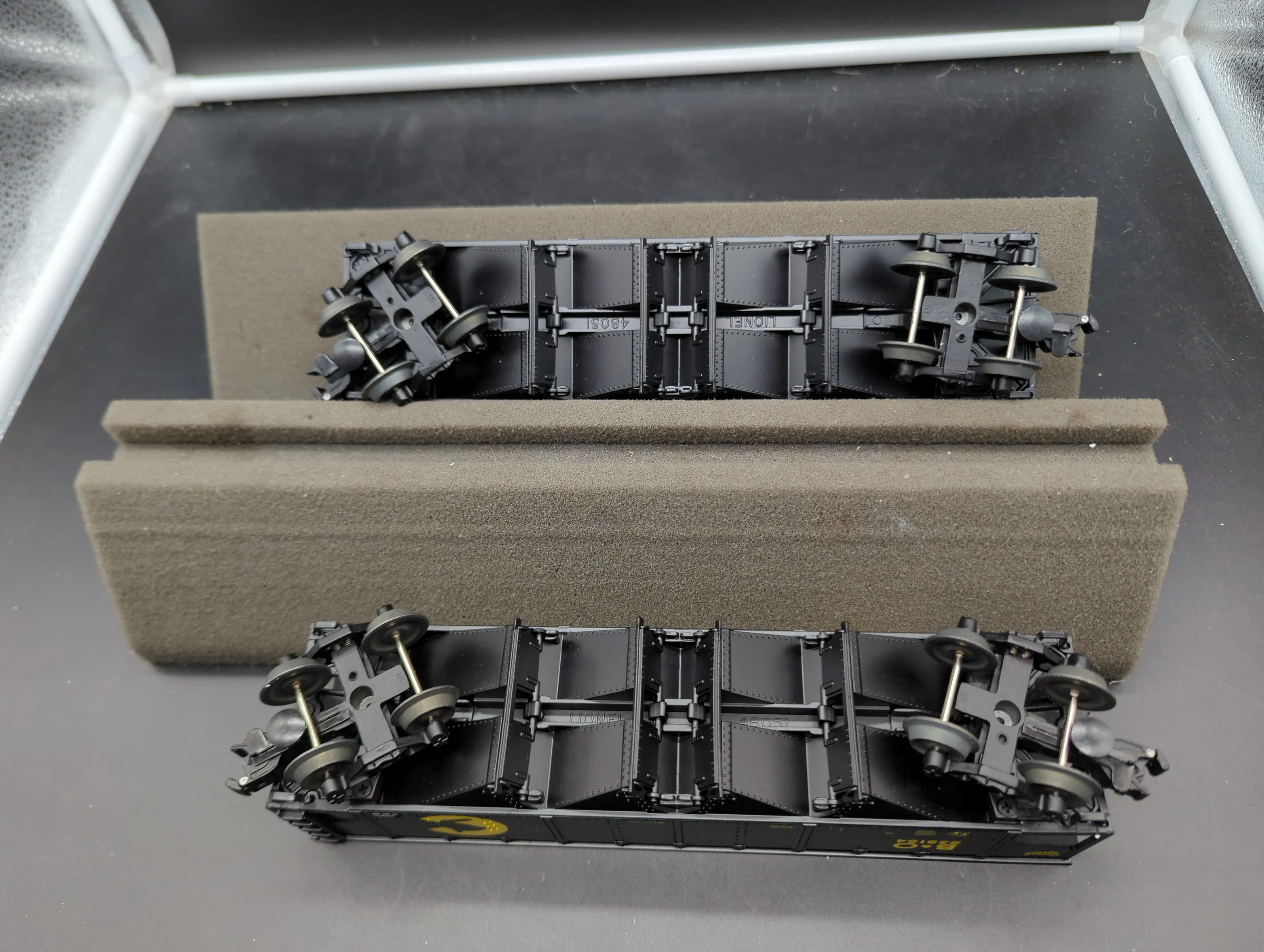 Lionel 6-26985 Baltimore and Ohio Chessie die-cast hopper car 2 Car set 235153 & 235154 O SCALE Like New - Image 3