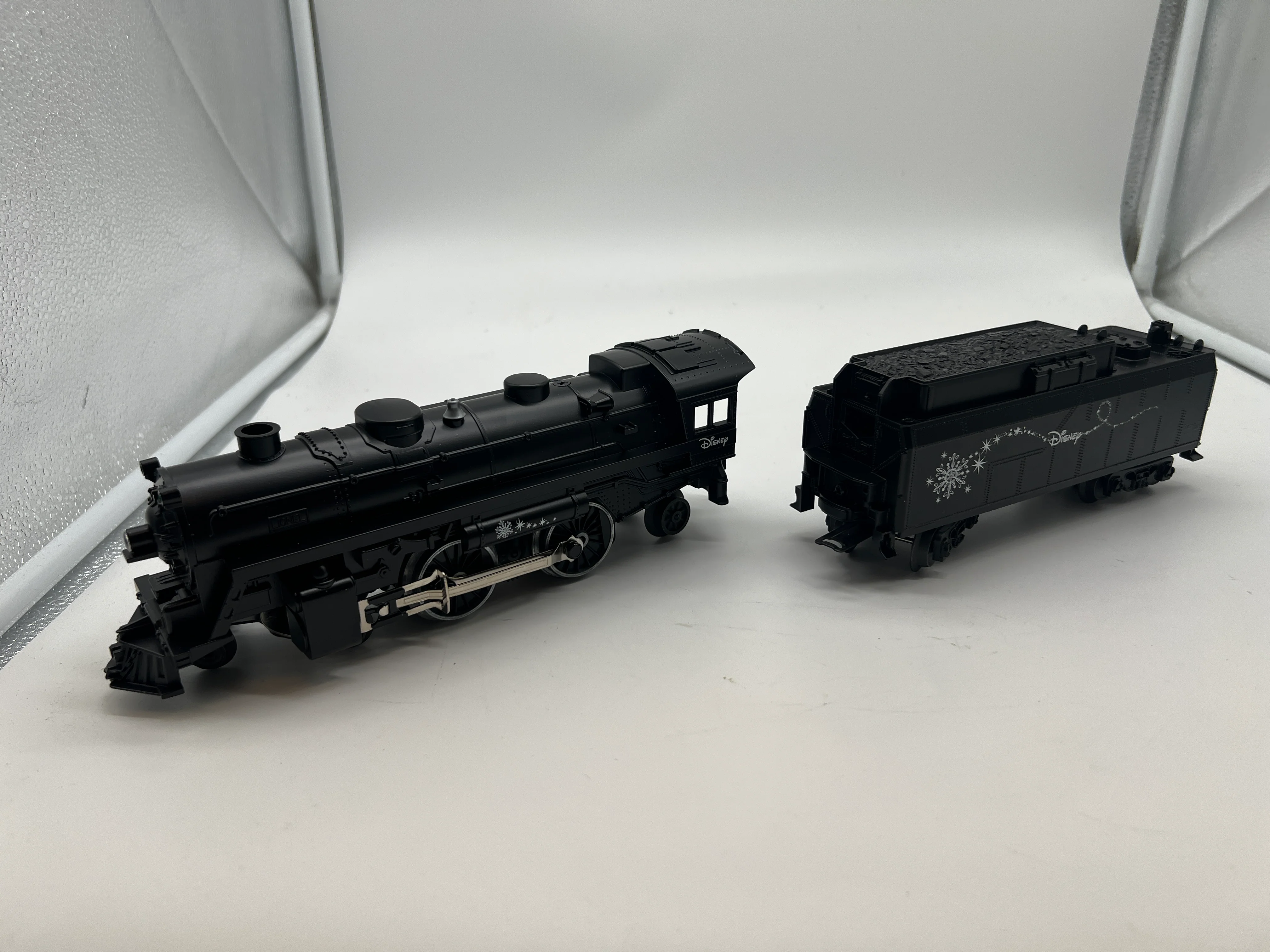 Lionel 6-28648 Disney Mickey's Christmas Express 4-4-2 Steam Engine & Tender O SCALE Like New