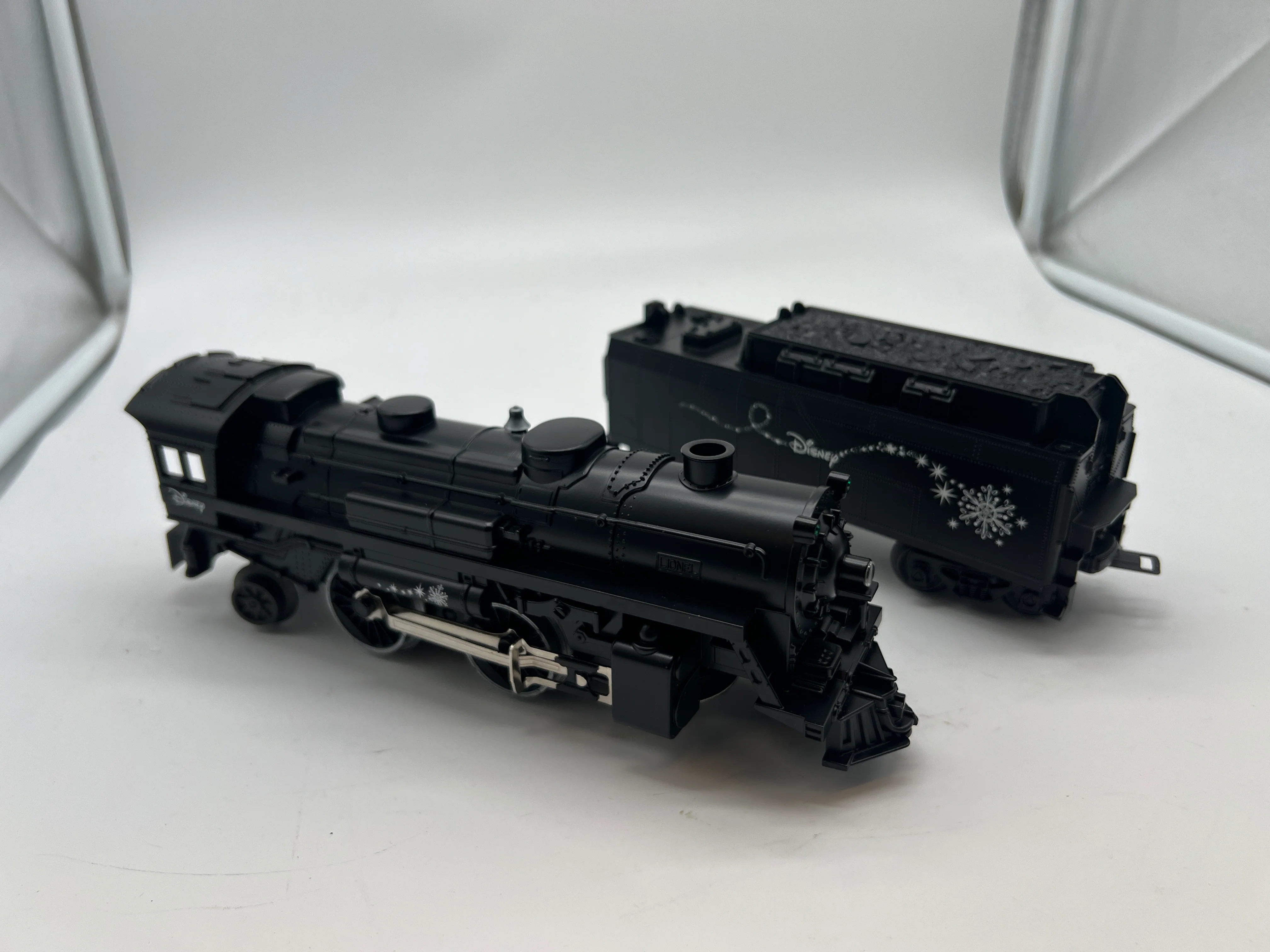 Lionel 6-28648 Disney Mickey's Christmas Express 4-4-2 Steam Engine & Tender O SCALE Like New - Image 3