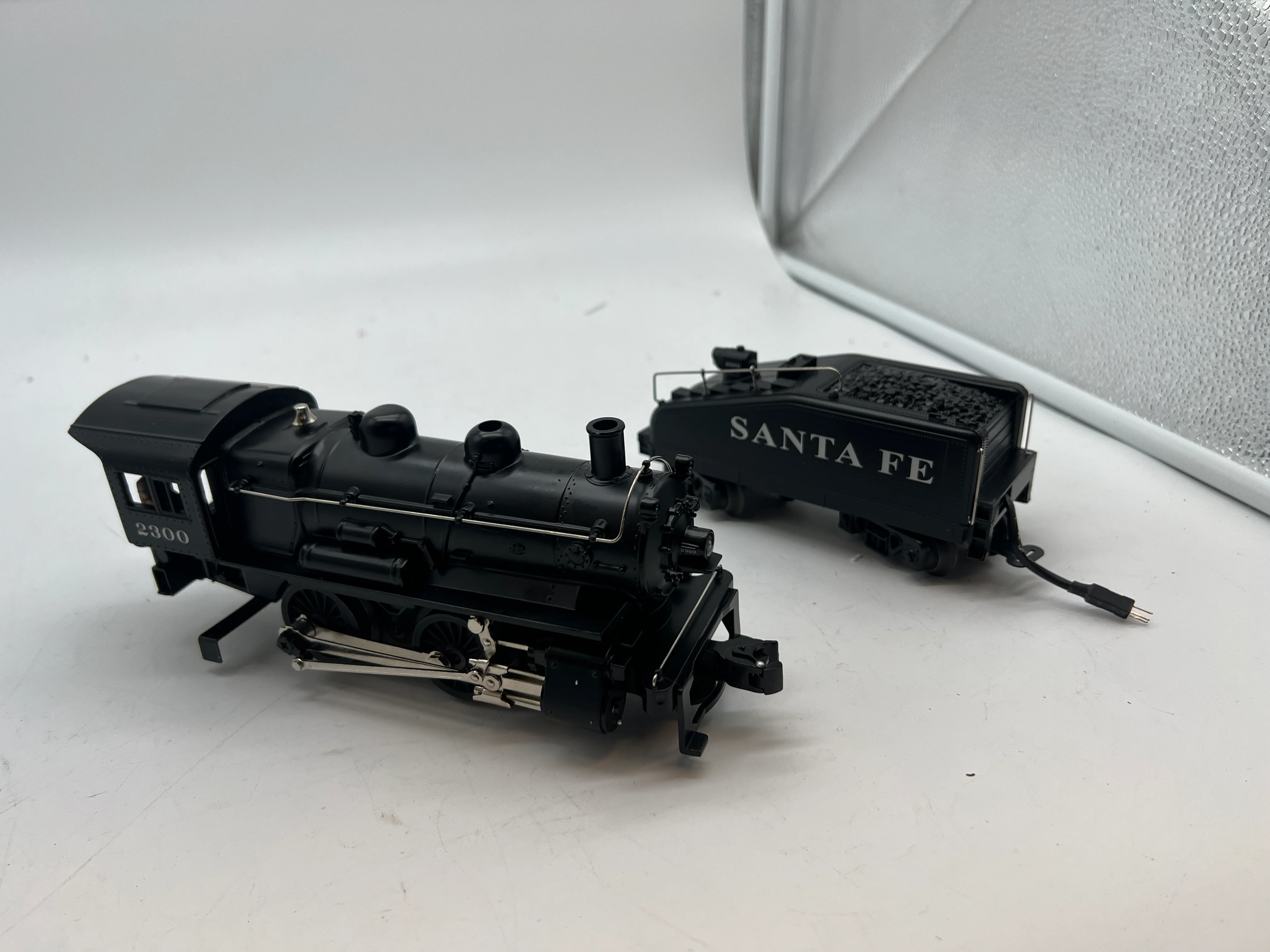 Lionel 6-28661 SANTA FE 0-4-0 #2300 steam locomotive O SCALE Like New - Image 9
