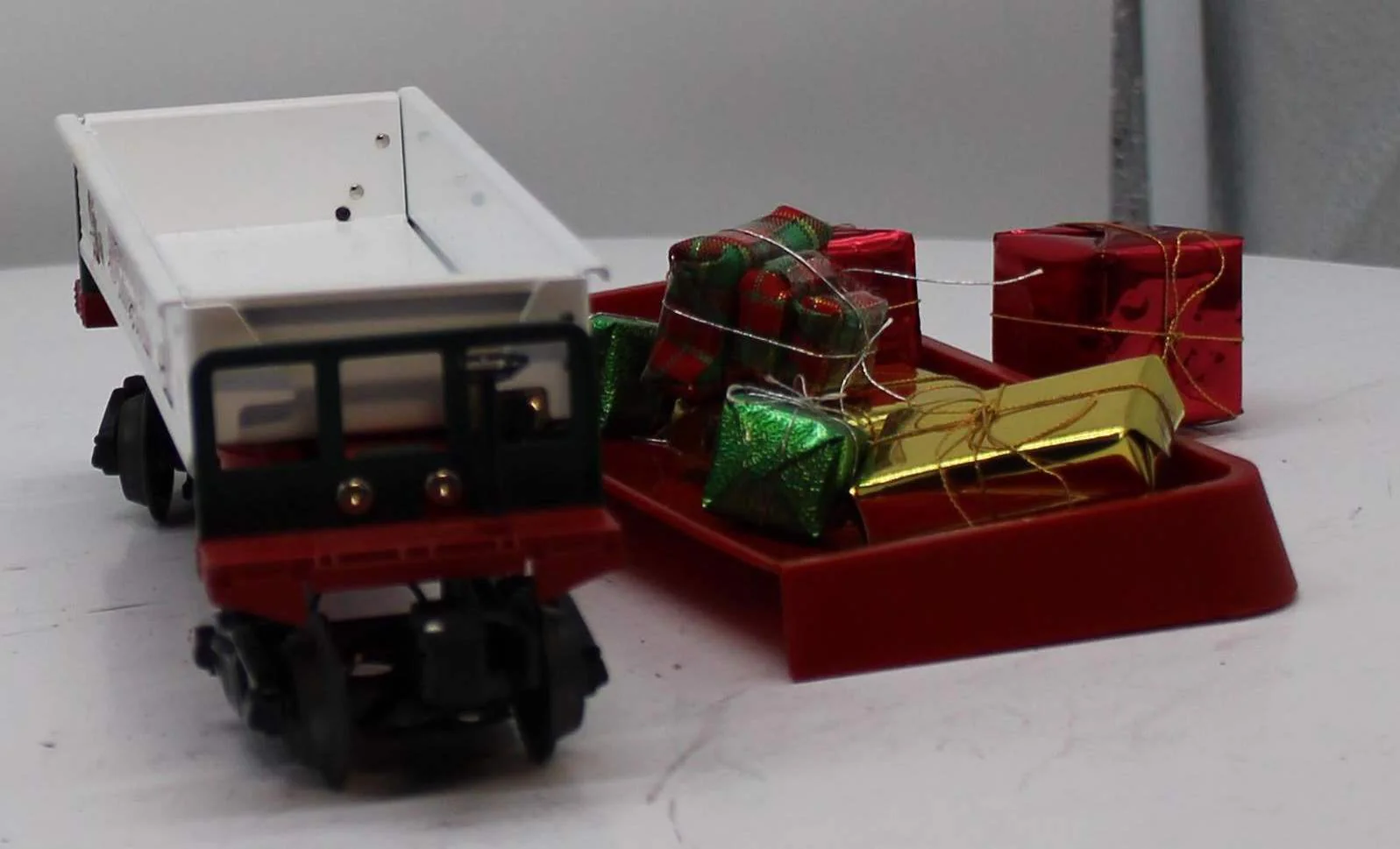 Lionel 6-29809 Christmas Dump Car with Presents O SCALE Used Excellent red dump bin - Image 2