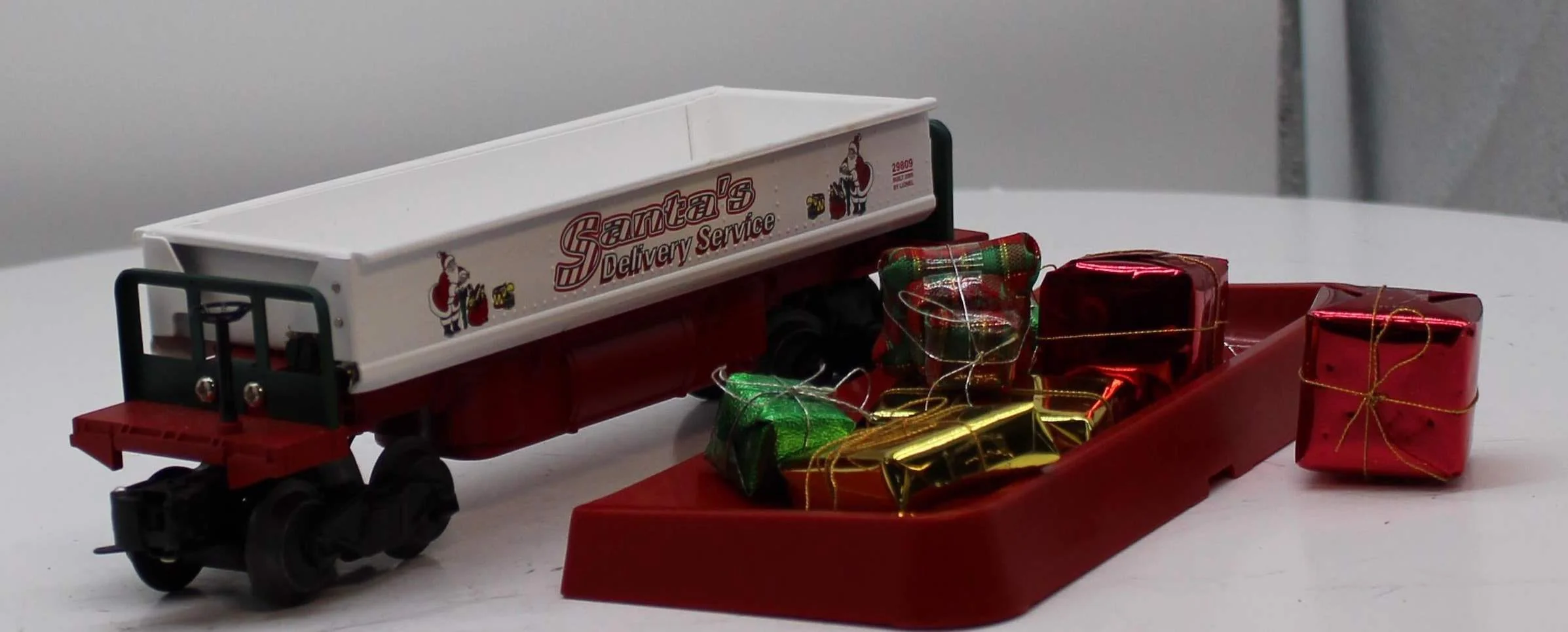 Lionel 6-29809 Christmas Dump Car with Presents O SCALE Used Excellent red dump bin - Image 3