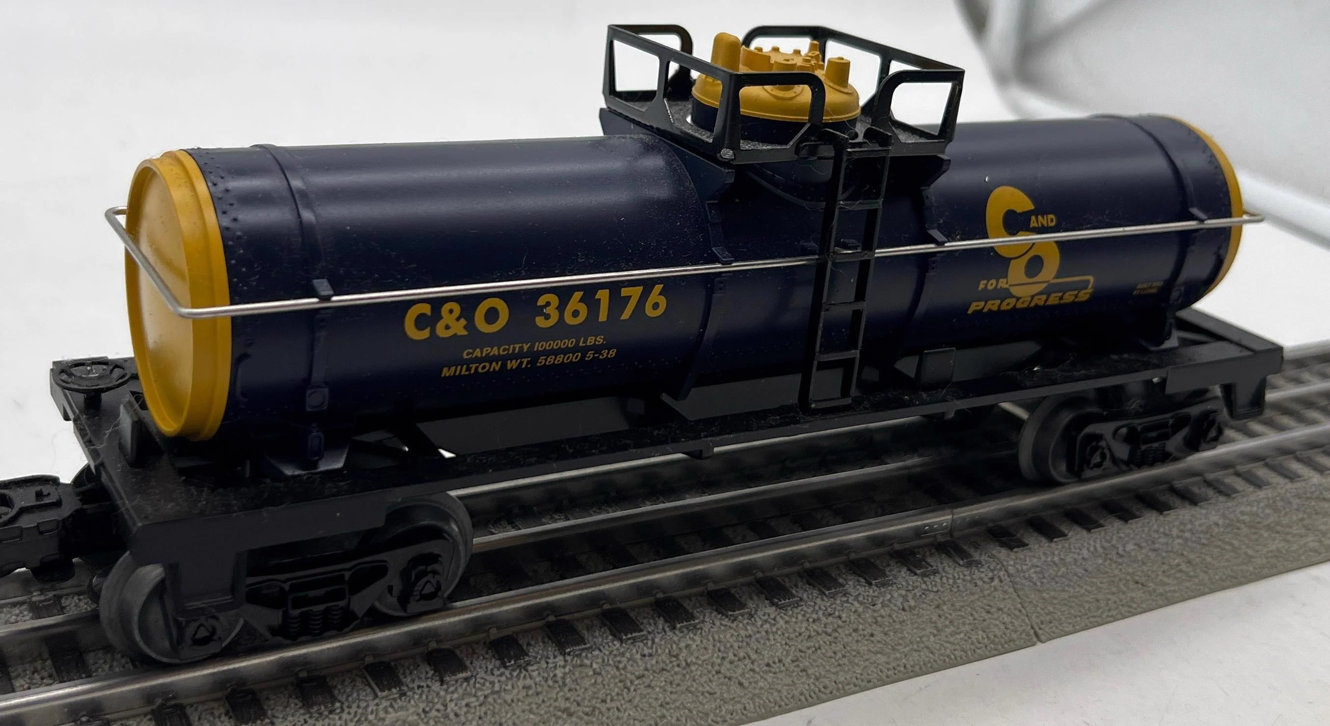 Lionel 6-36176 C&O Single Dome Tank Car O SCALE Used Excellent Damaged Box - Image 3