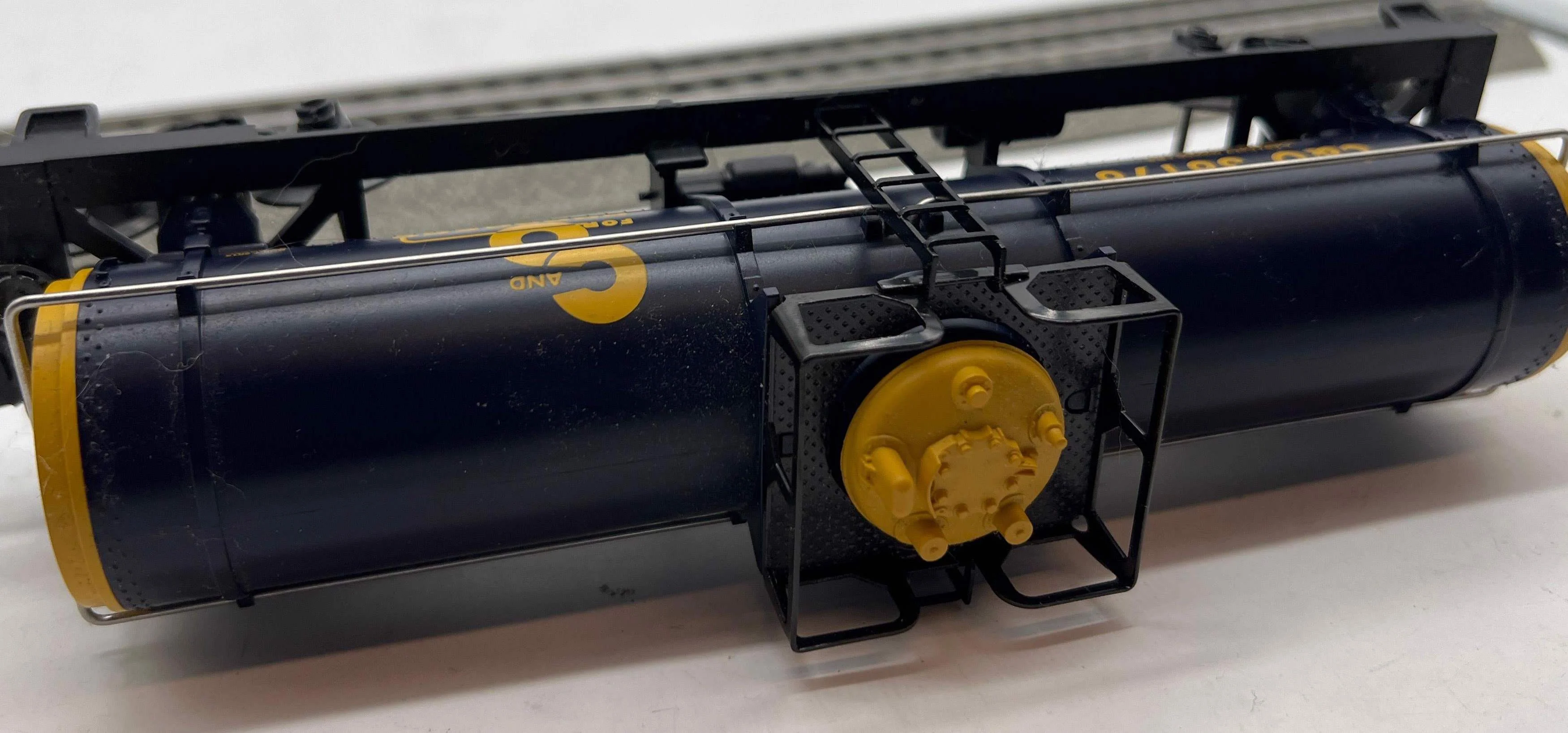 Lionel 6-36176 C&O Single Dome Tank Car O SCALE Used Excellent Damaged Box - Image 4