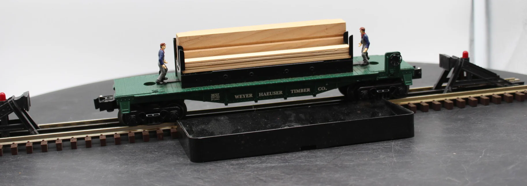 Lionel 6-36727 Weyerhaeuser Moe & Joe Flatcar O SCALE Like New - Image 6