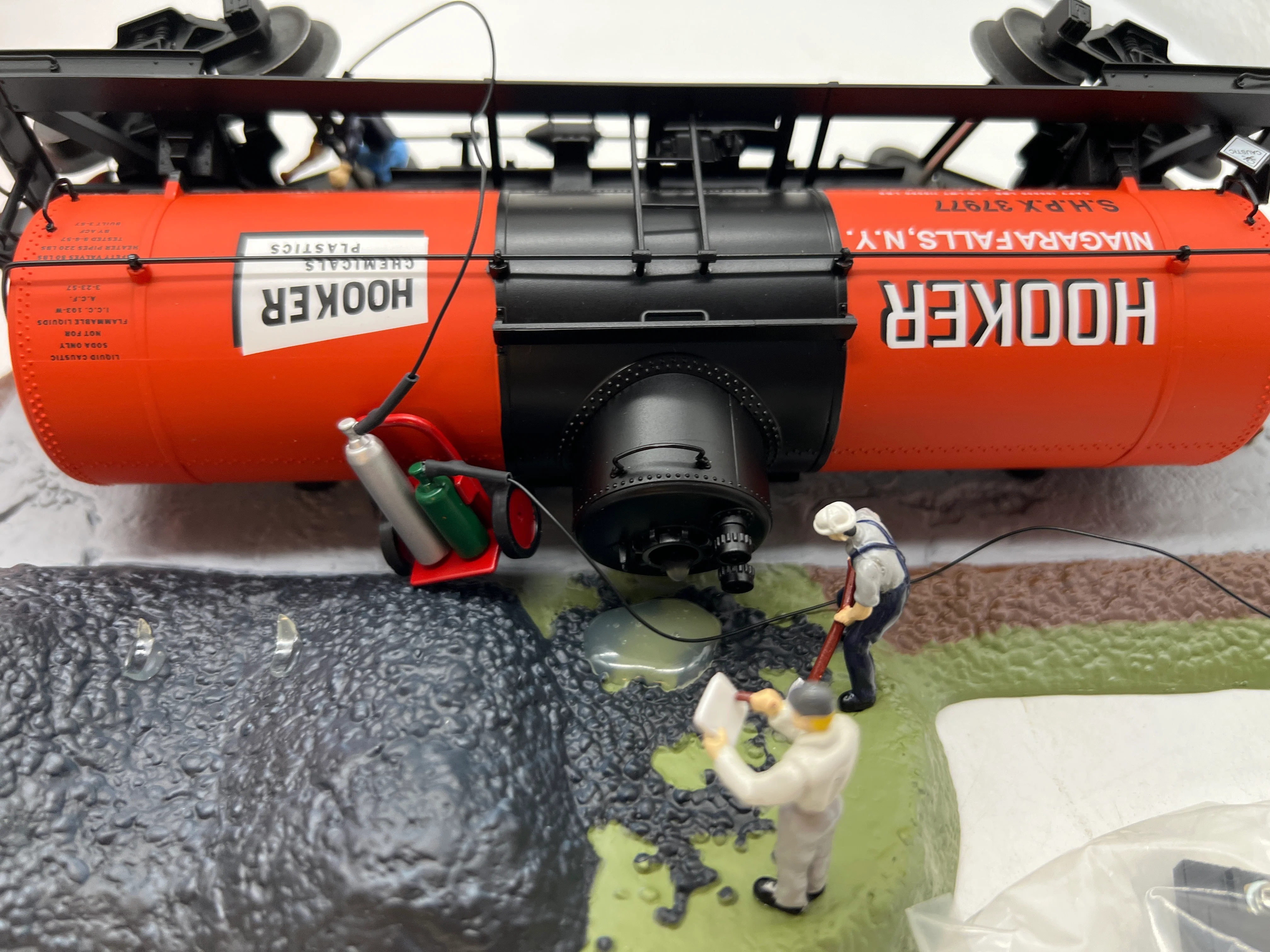 Lionel 6-37977 HOOKER TANK CAR ACCIDENT O SCALE Like New - Image 3