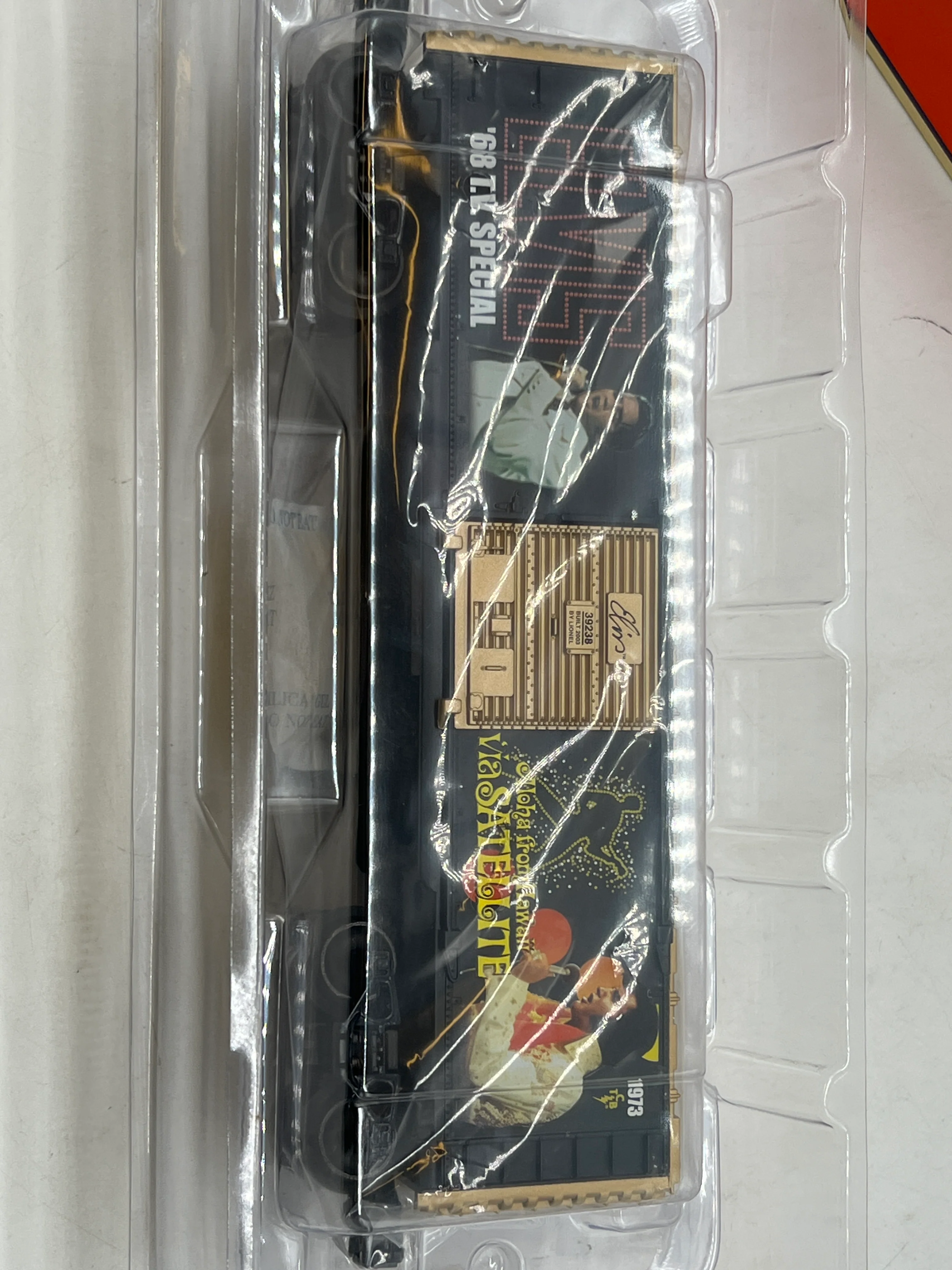 Lionel 6-39238 ELVIS 60S THE KING, '68 TV SPECIAL, ALOHA FROM HAWAII BOXCAR O SCALE NEW - Image 4