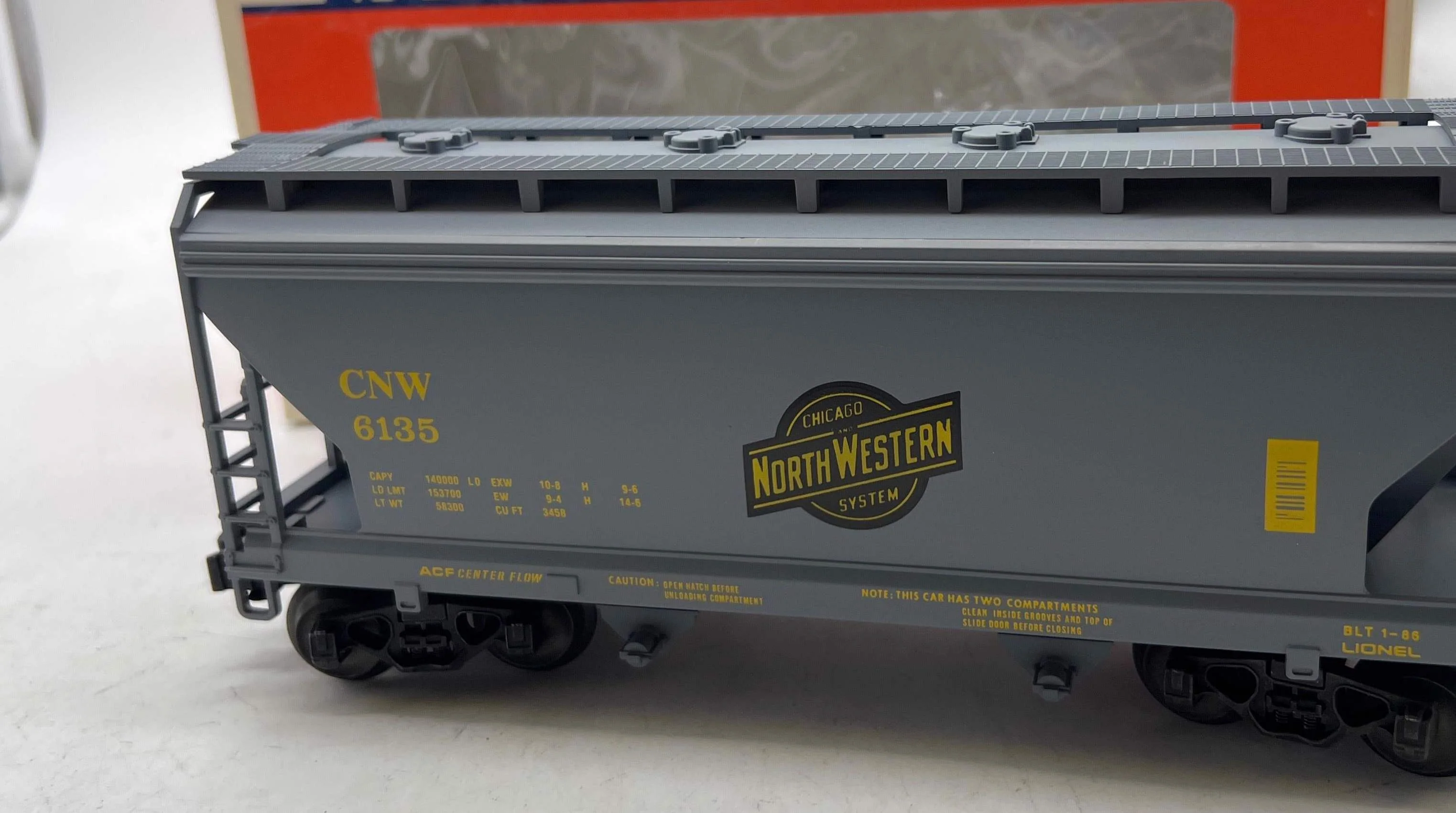 Lionel 6-6135 CHICAGO & NORTH WESTERN CNW 2-Bay Center Flow Hopper 6135 O Scale Like New