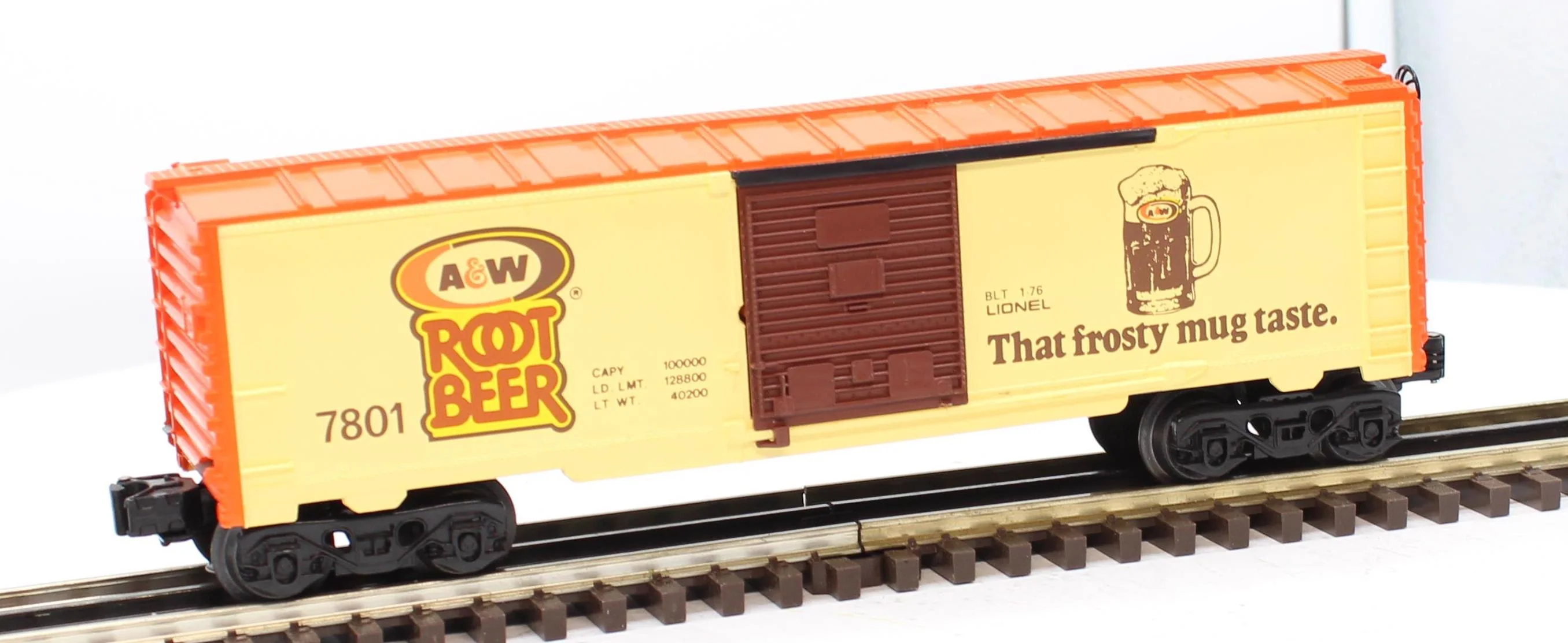 Lionel 6-7801 A&W Root Beer Boxcar O Scale Like New Damaged Box - Image 2