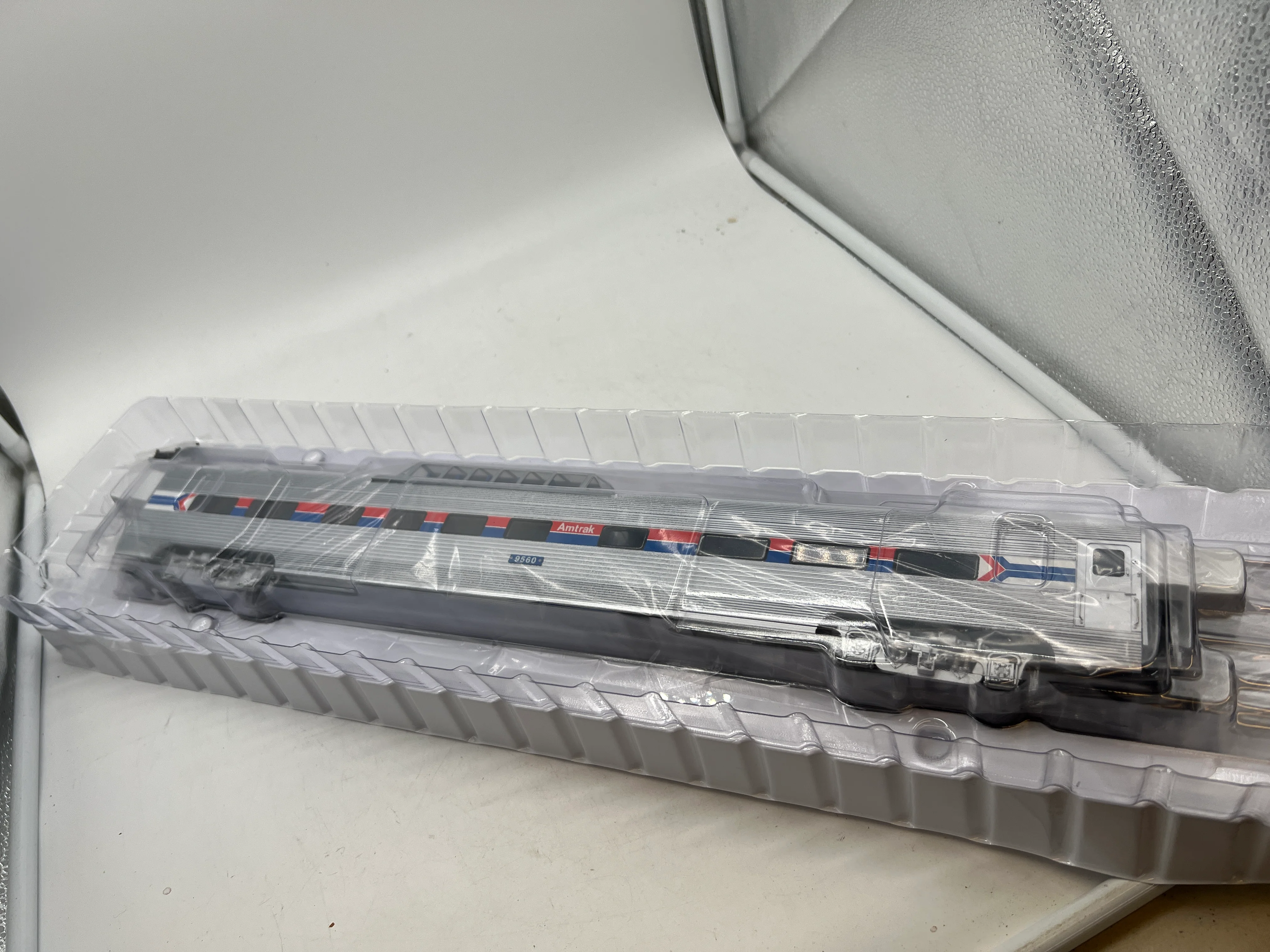 Lionel 6-82590 Amtrak 21" Passenger Car 4-Pack O SCALE NEW - Image 3