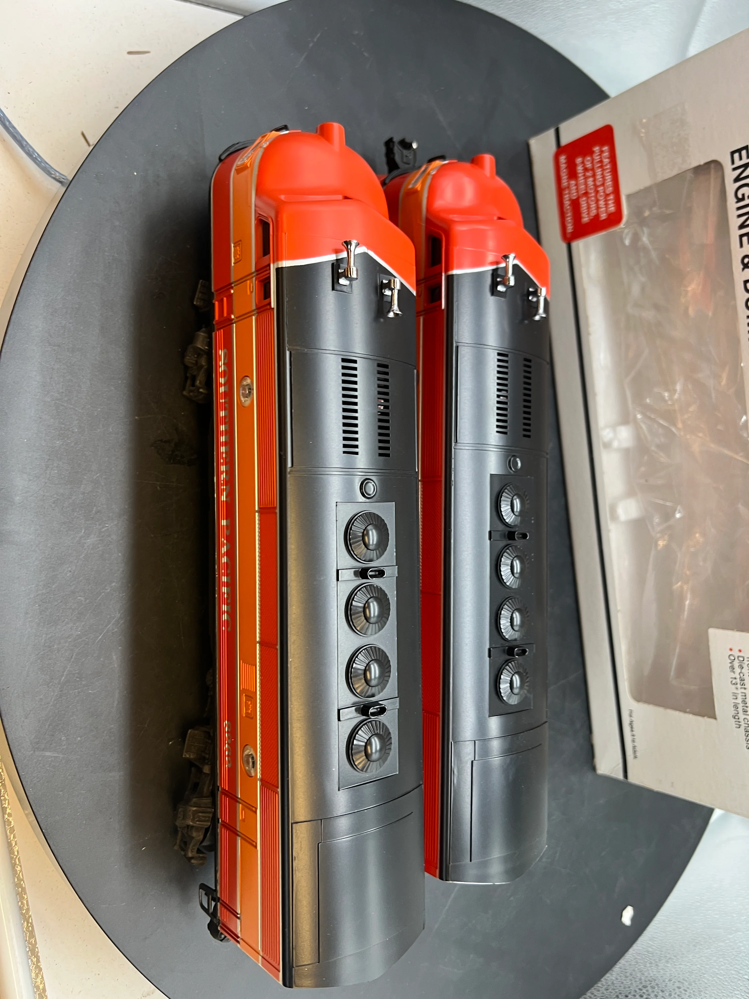 Lionel 6-8260 6-8262 Southern Pacific SP Daylight F3AA engine and non powered O SCALE Like New - Image 7