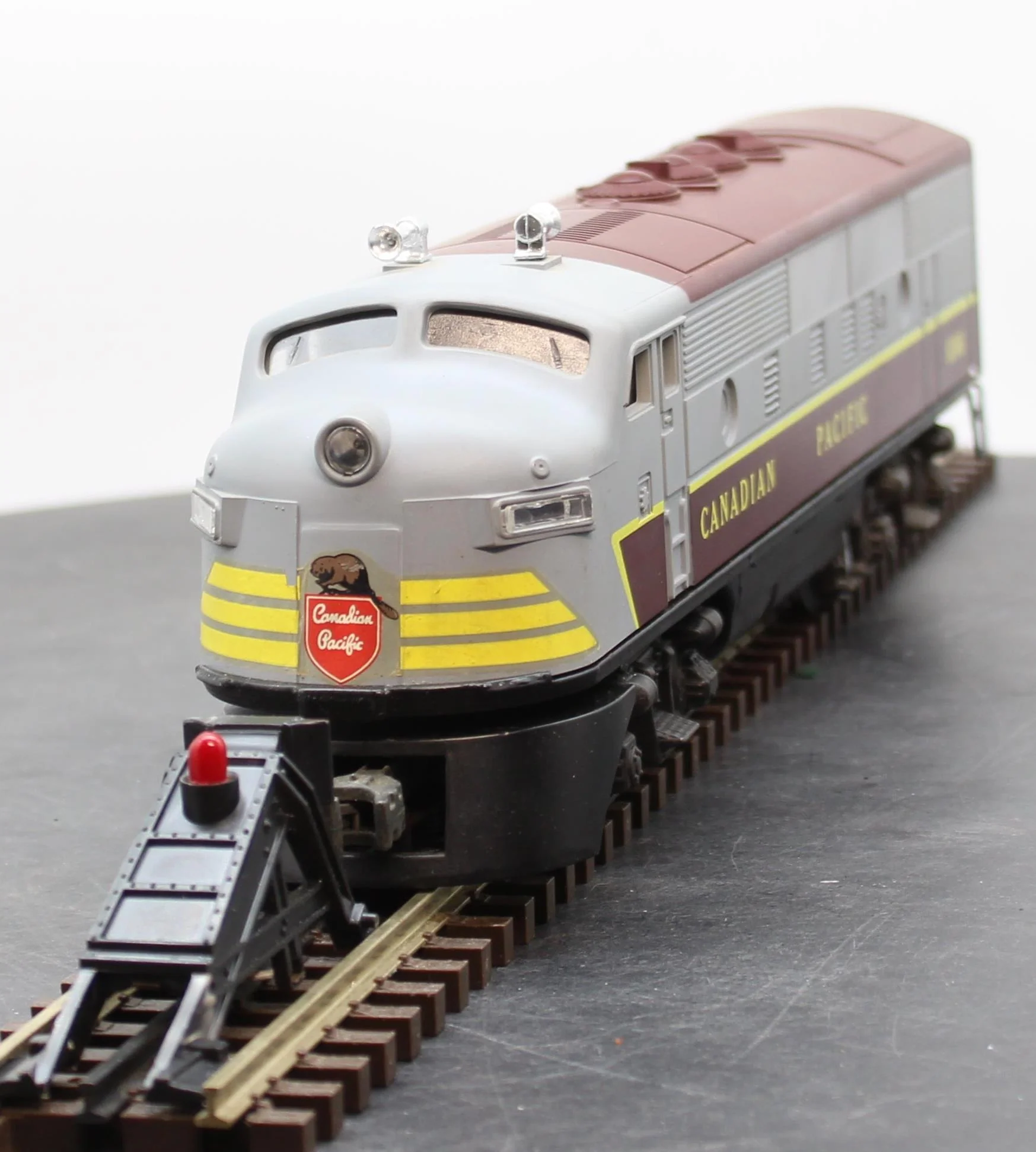 Lionel 6-8366 O Canadian Pacific F3 A Dummy Diesel Locomotive O SCALE Used Damaged Box