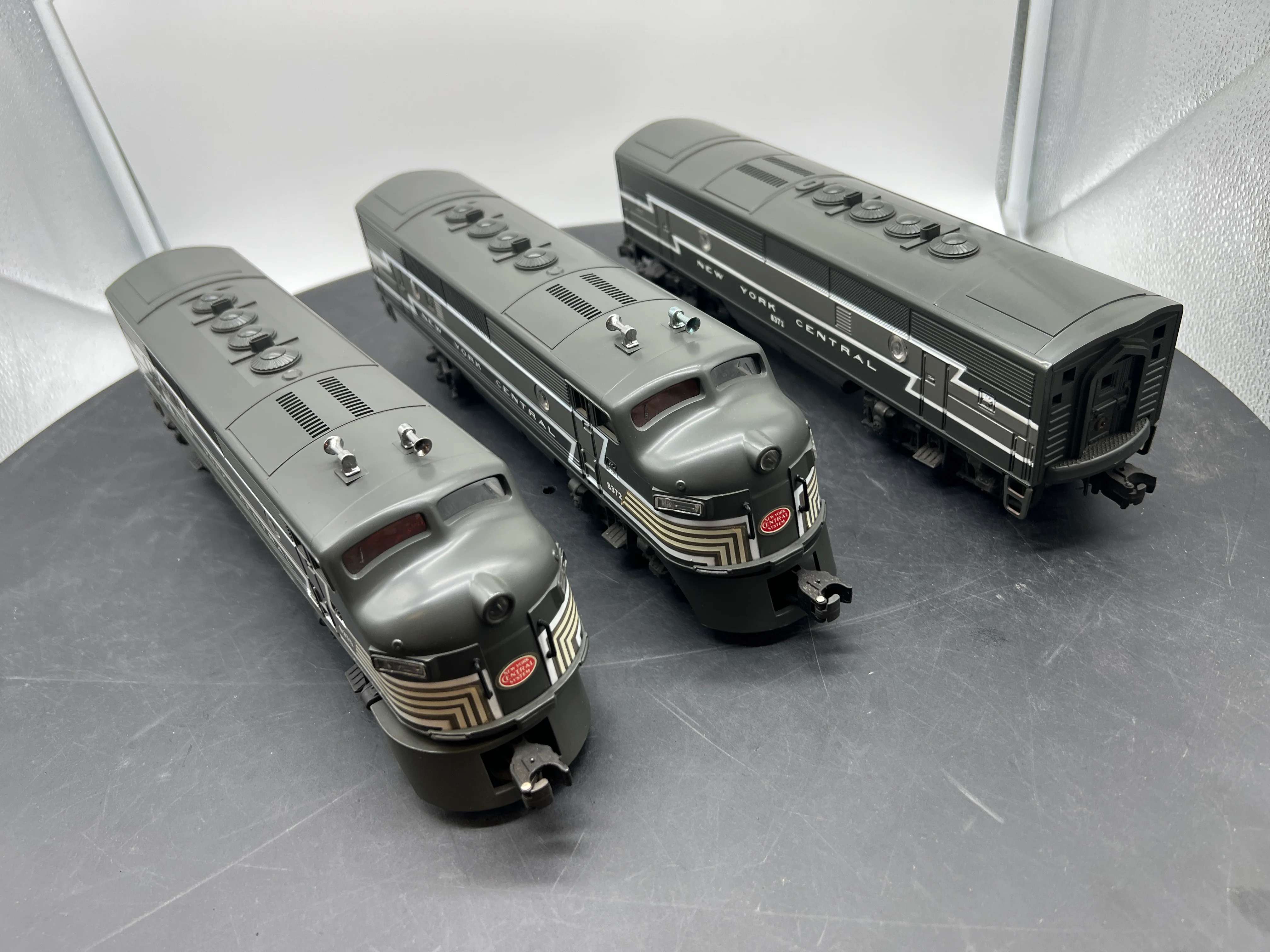 Lionel 6-8370, 6-8371 New York Central F3 AA & B Diesel Locomotives (Set of 3 pcs ) as is horn on B unit needs service O Scale Like New Damaged Box - Image 15