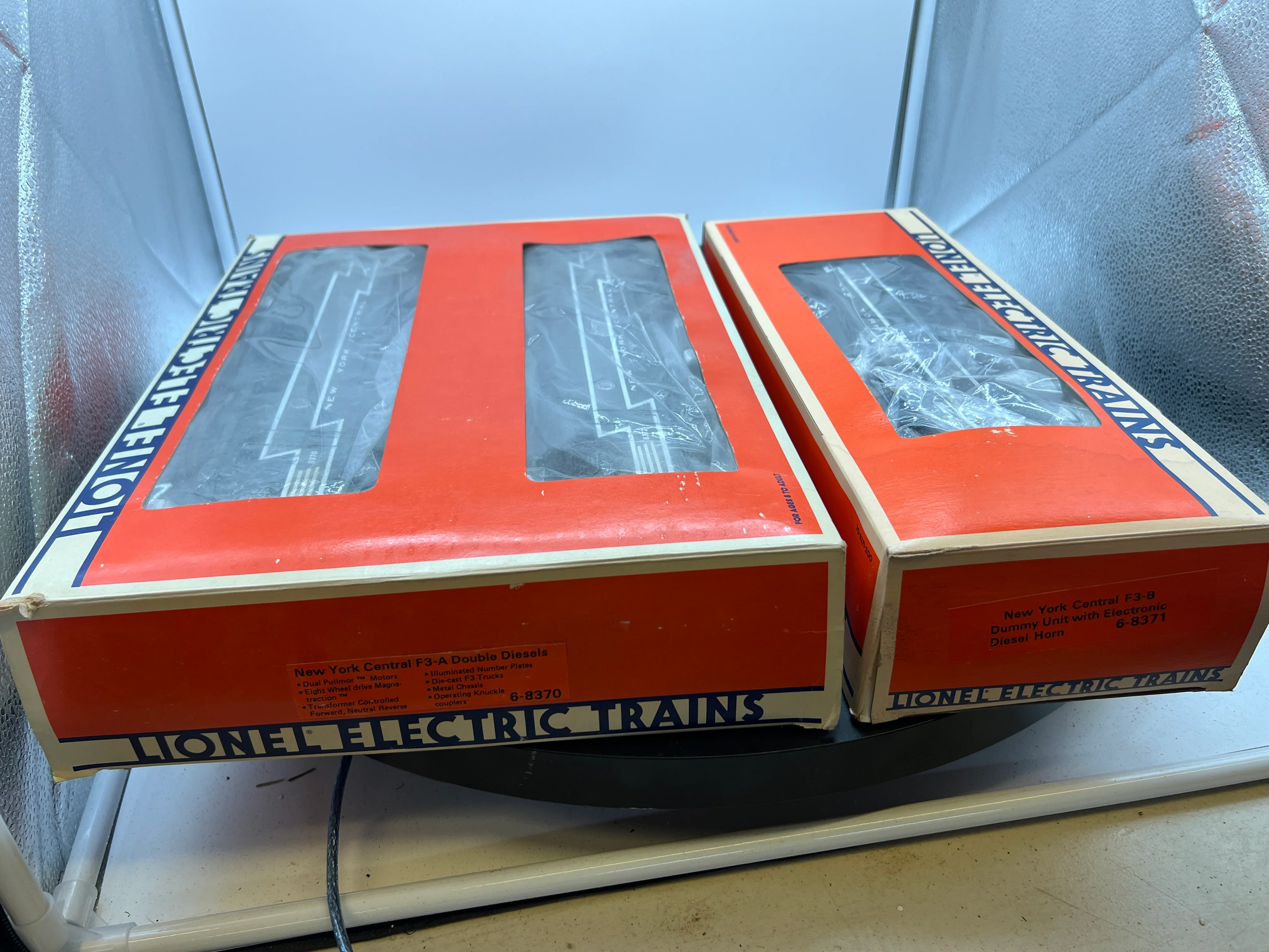 Lionel 6-8370, 6-8371 New York Central F3 AA & B Diesel Locomotives (Set of 3 pcs ) as is horn on B unit needs service O Scale Like New Damaged Box - Image 4