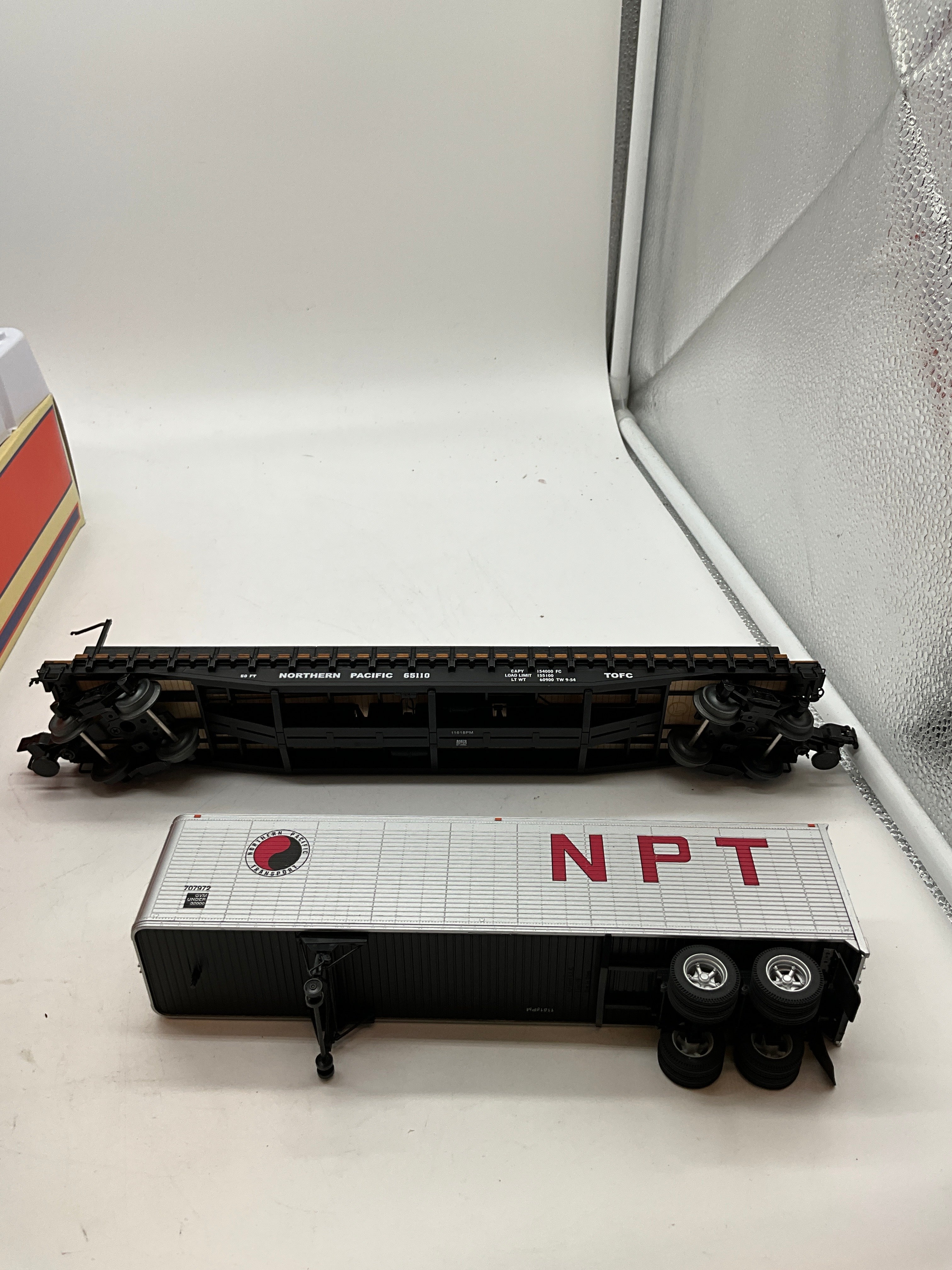 Lionel 6-84870 NORTHERN PACIFIC PS-4 #65110 W/ 40' TRAILER O SCALE Like New - Image 3