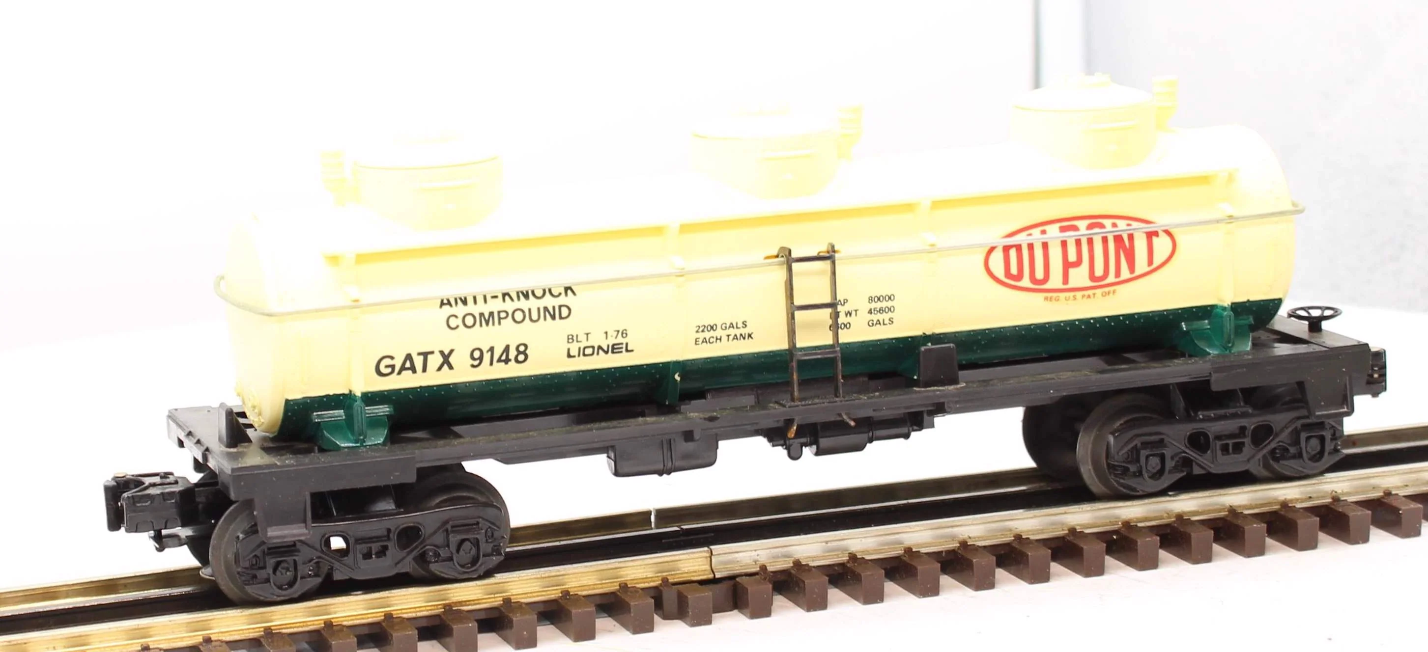 Lionel 6-9148 DUPONT 3-DOME TANK CAR O Scale Like New - Image 3