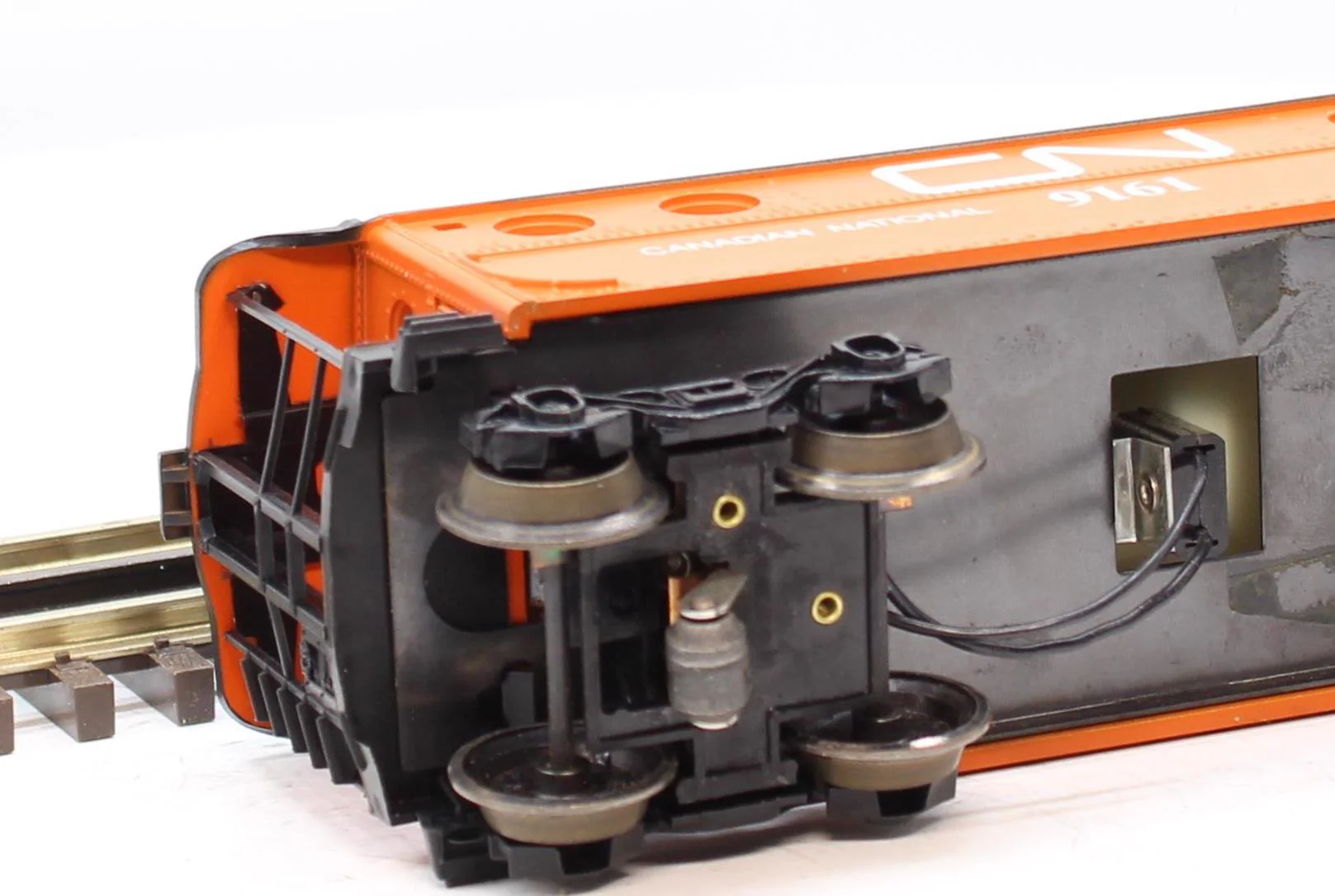 Lionel 6-9161 CANADIAN NATIONAL Caboose Mainline O Scale [missing coupler] Used - Image 7