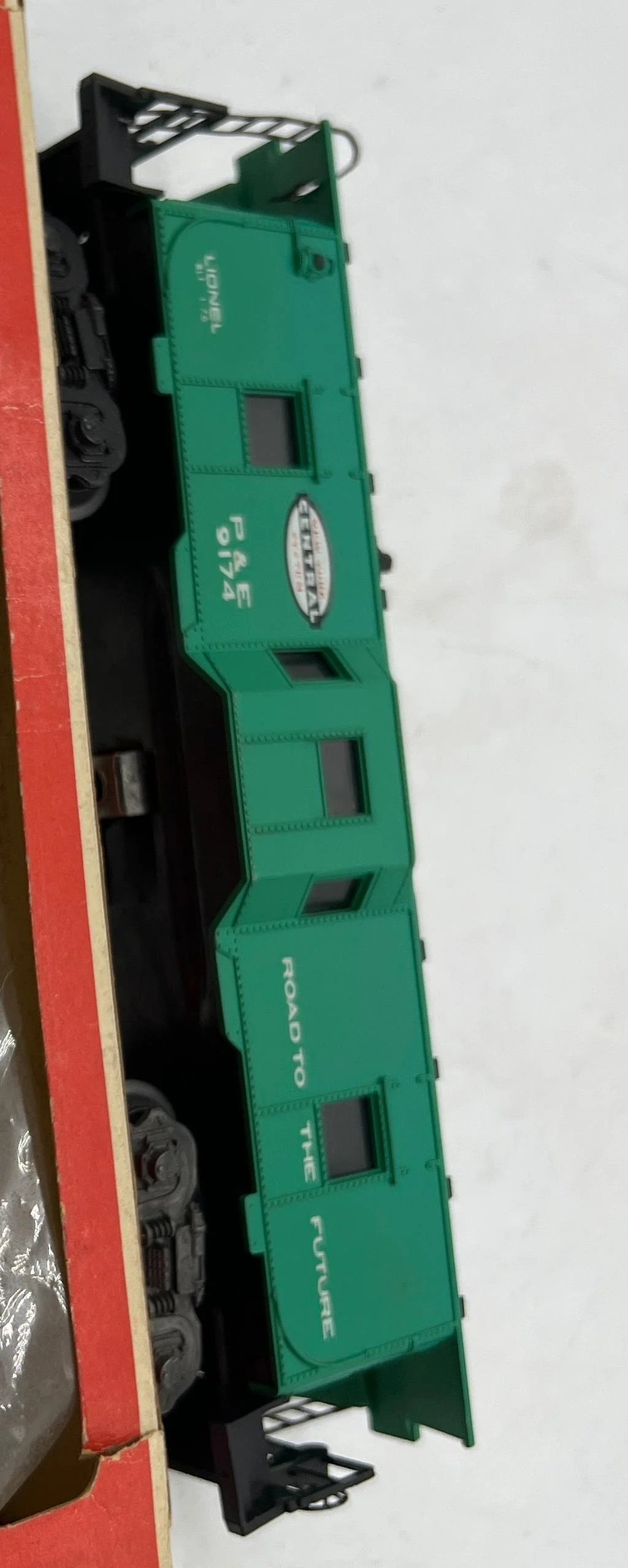 Lionel 6-9174 New York Central System P&E Illuminated Bay Window Caboose O Scale Like New damaged box as is - Image 3