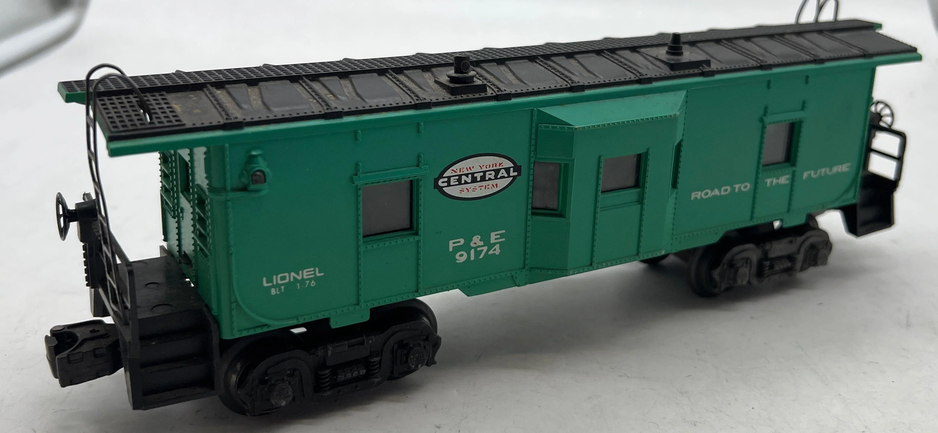 Lionel 6-9174 New York Central System P&E Illuminated Bay Window Caboose O Scale Like New damaged box as is - Image 7