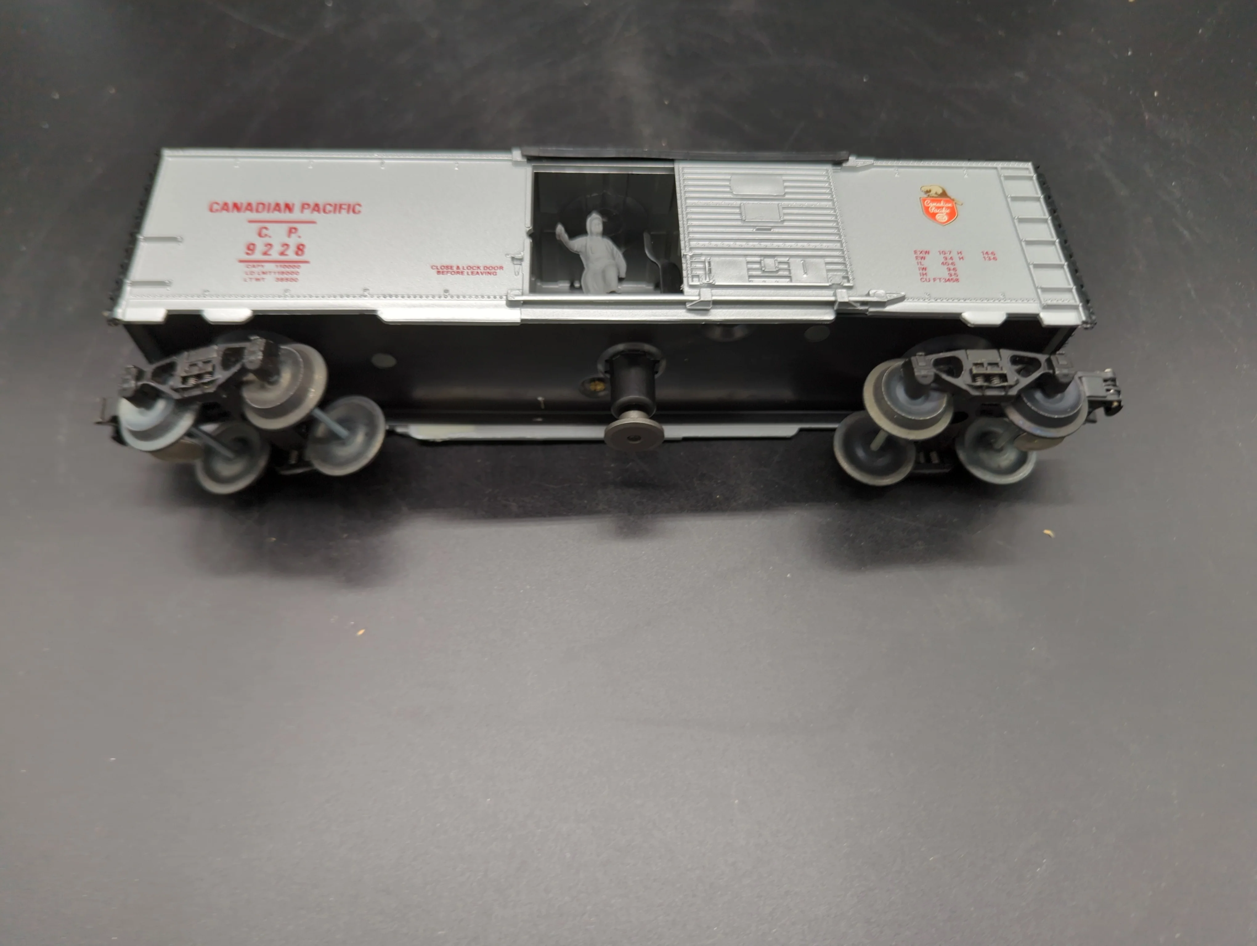 Lionel - 6-9228 Canadian Pacific operating box car O SCALE Like New - Image 4