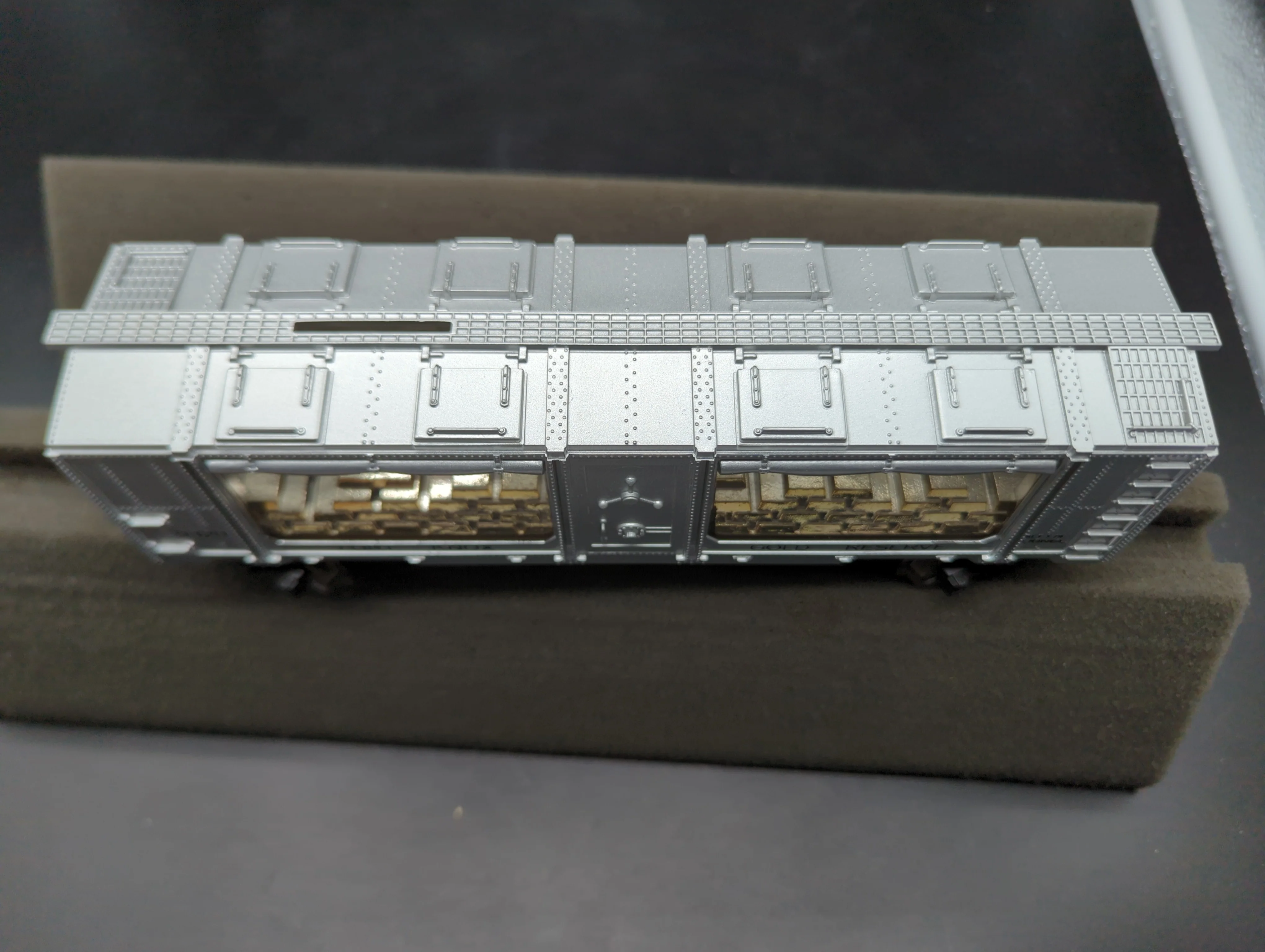 Lionel 6-9320 limited edition gold bullion car O scale Like New Damaged Box - Image 2