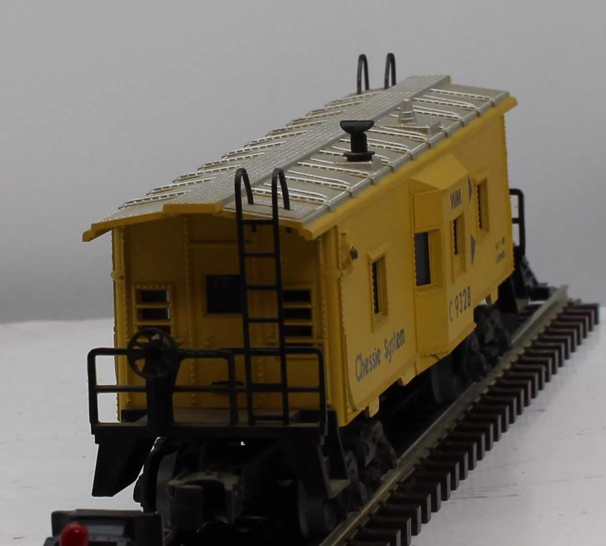 Lionel 6-9328 CHESSIE SYSTEM Bay Window Caboose O Scale Like New - Image 2