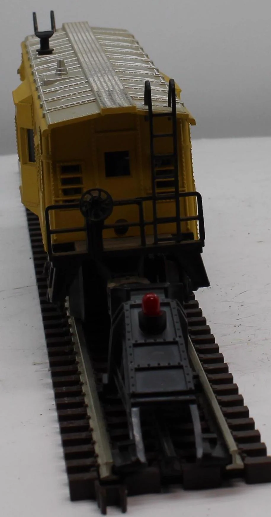 Lionel 6-9328 CHESSIE SYSTEM Bay Window Caboose O Scale Like New - Image 4