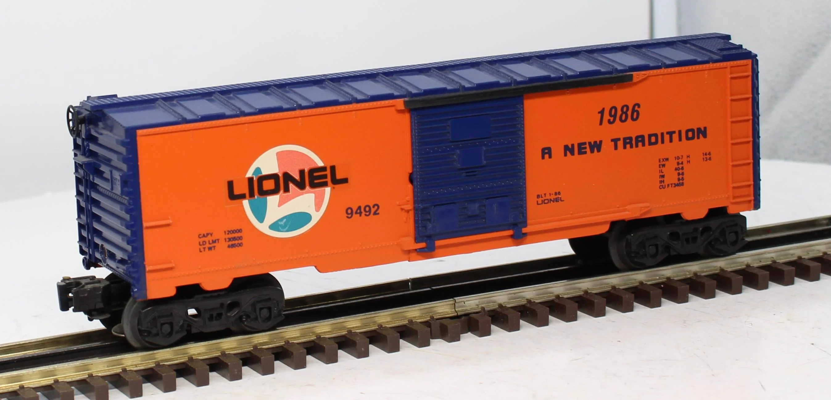 Lionel 6-9492 LIONEL LINES Boxcar Orange/Blue O Scale Like New