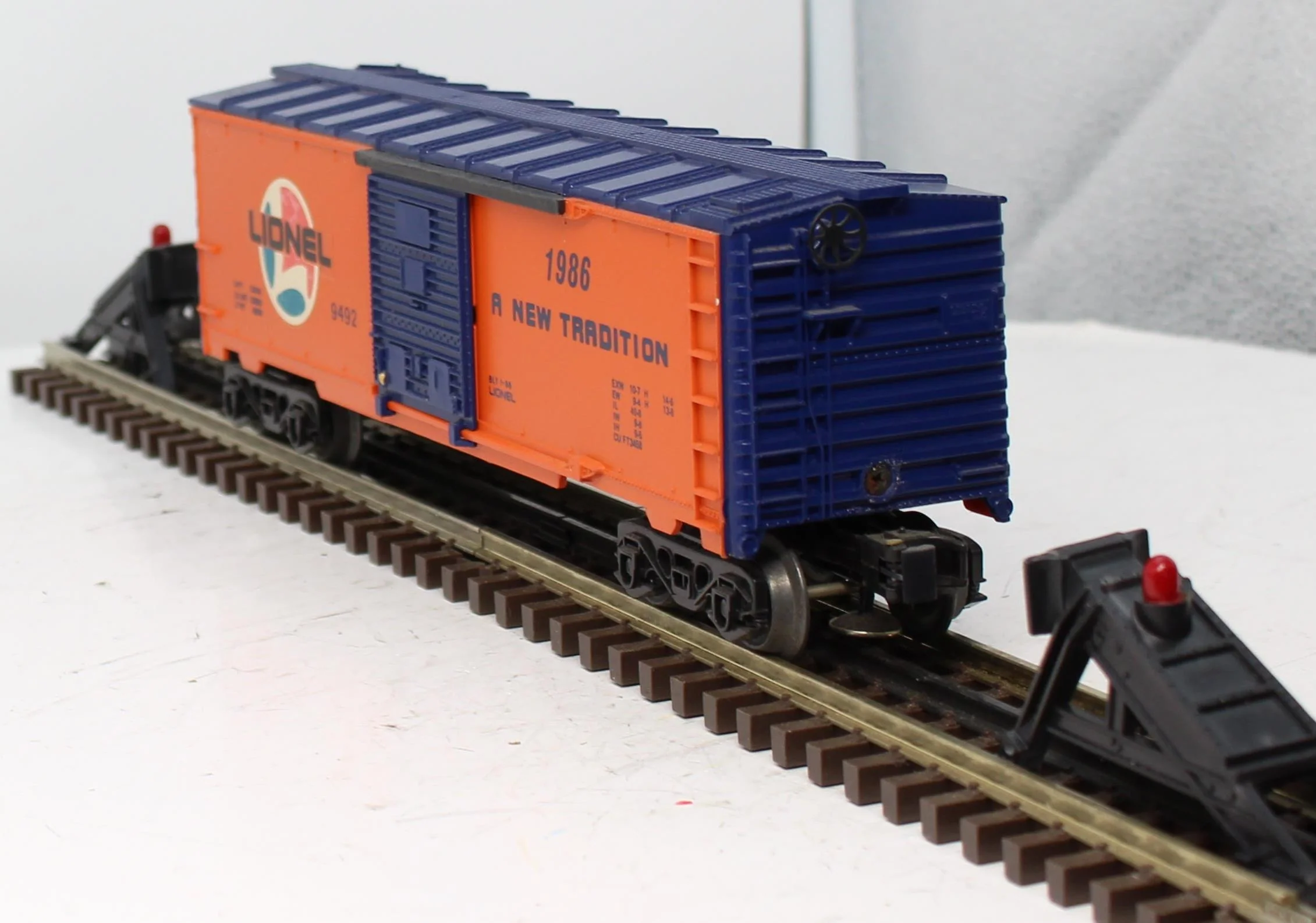 Lionel 6-9492 LIONEL LINES Boxcar Orange/Blue O Scale Like New - Image 2