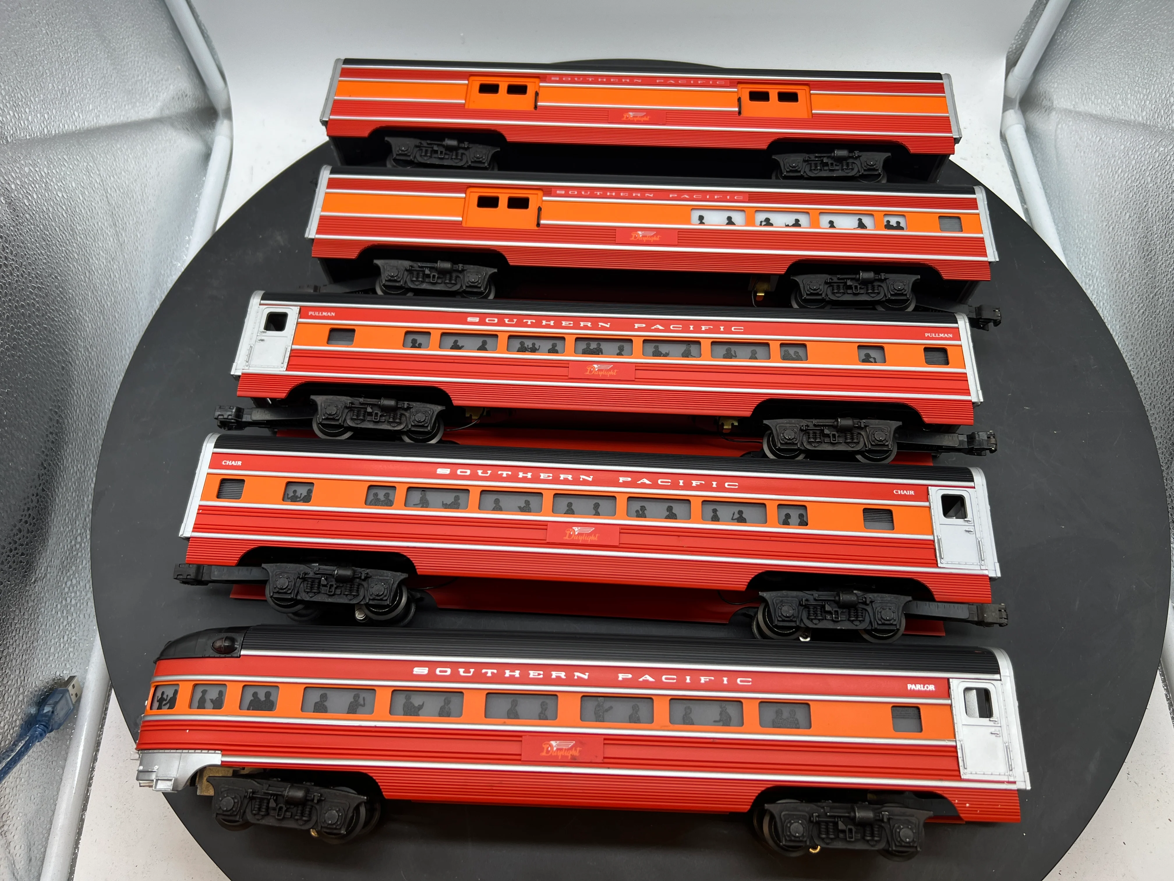 Lionel 6-9589, 6-9590, 6-9591, 6-9592, 6-9593 Southern Pacific Daylight Passenger Car Set (Set of 5) O Scale Like New