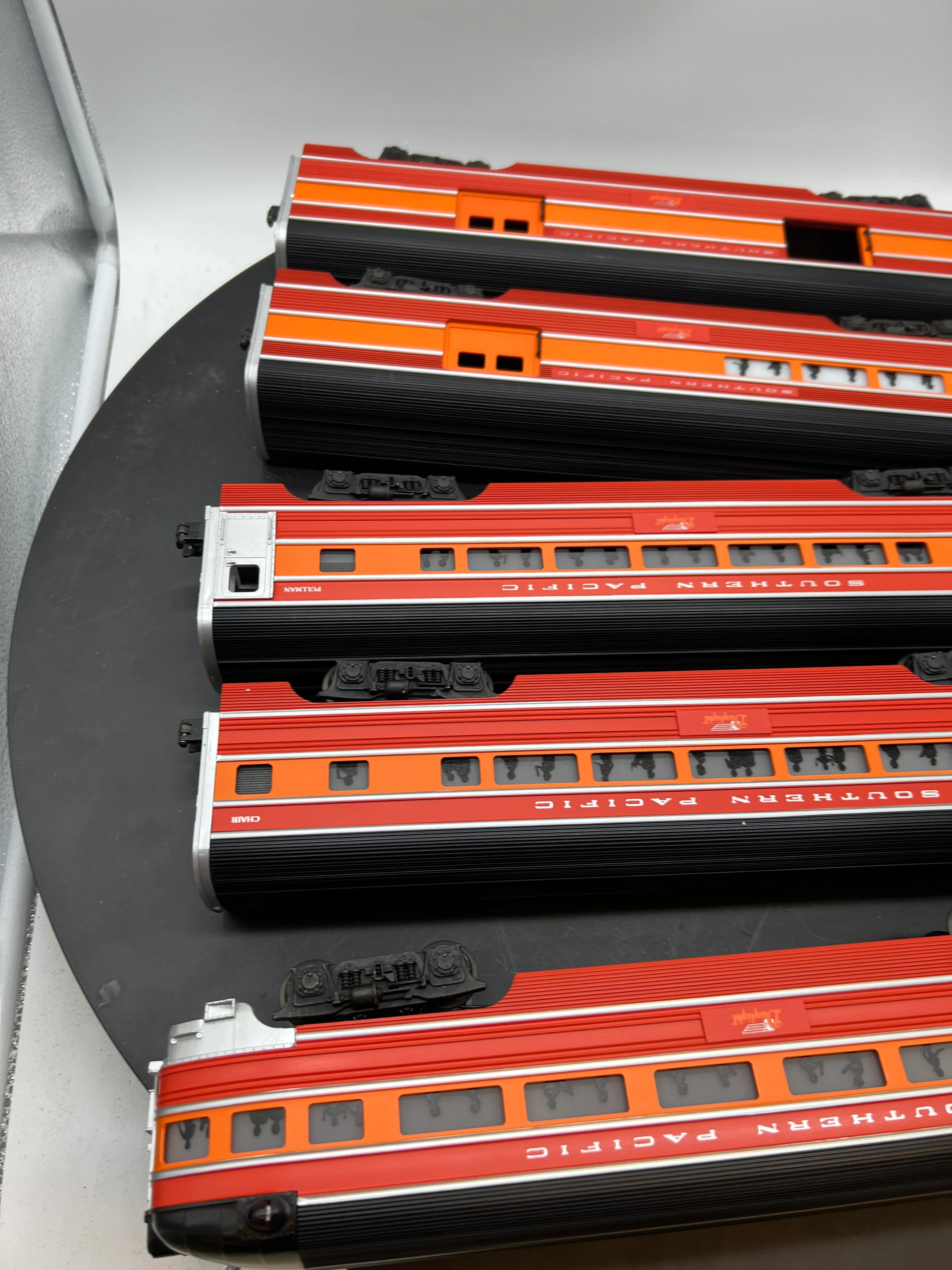Lionel 6-9589, 6-9590, 6-9591, 6-9592, 6-9593 Southern Pacific Daylight Passenger Car Set (Set of 5) O Scale Like New - Image 10