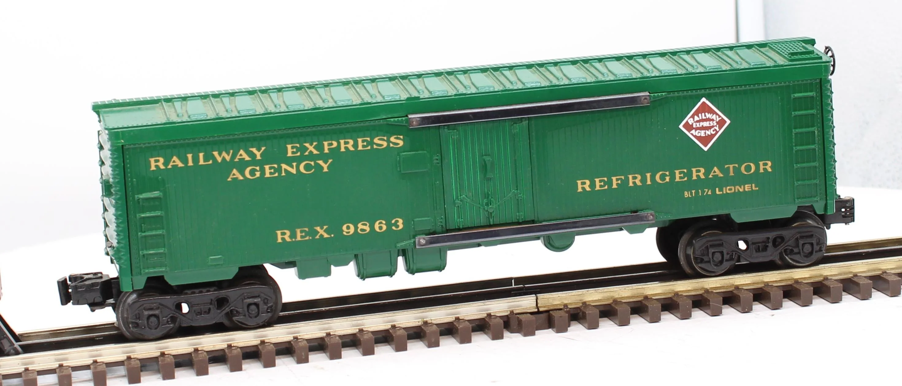 Lionel 6-9863 RAILWAY EXPRESS AGENCY REA Reefer Car #9863 O Scale Used Excellent Damaged Box - Image 3