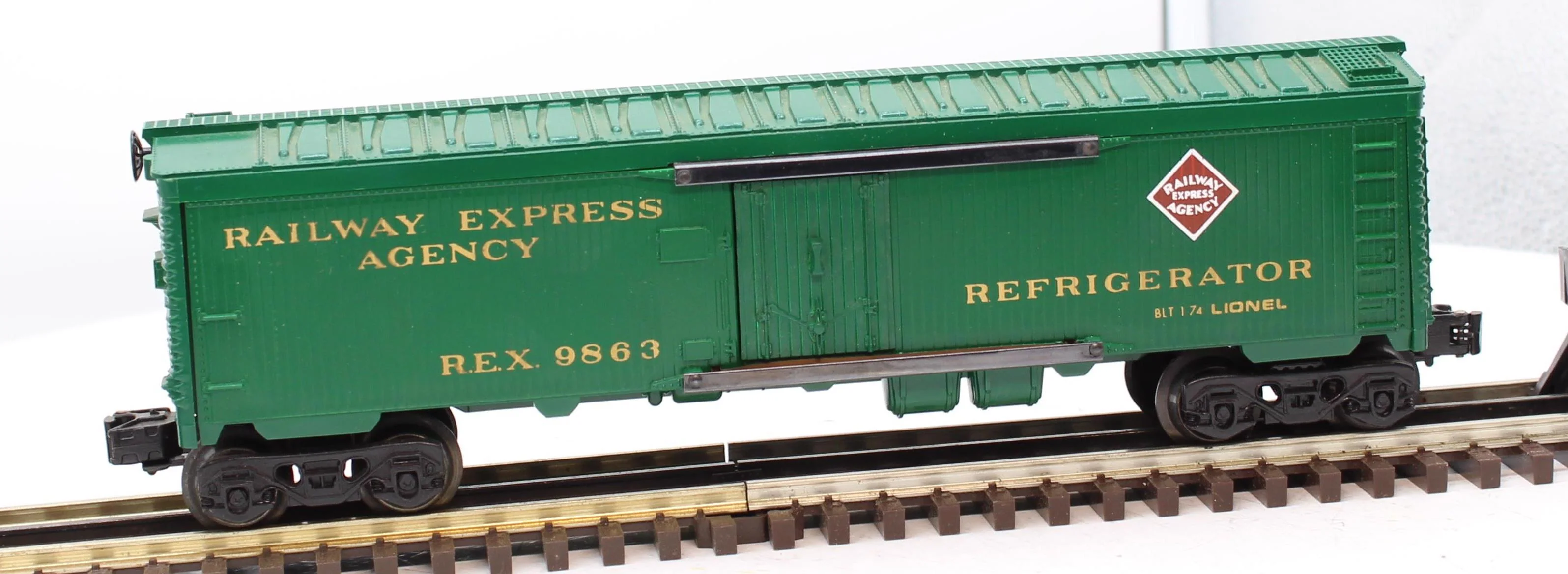 Lionel 6-9863 RAILWAY EXPRESS AGENCY REA Reefer Car #9863 O Scale Used Excellent Damaged Box - Image 6