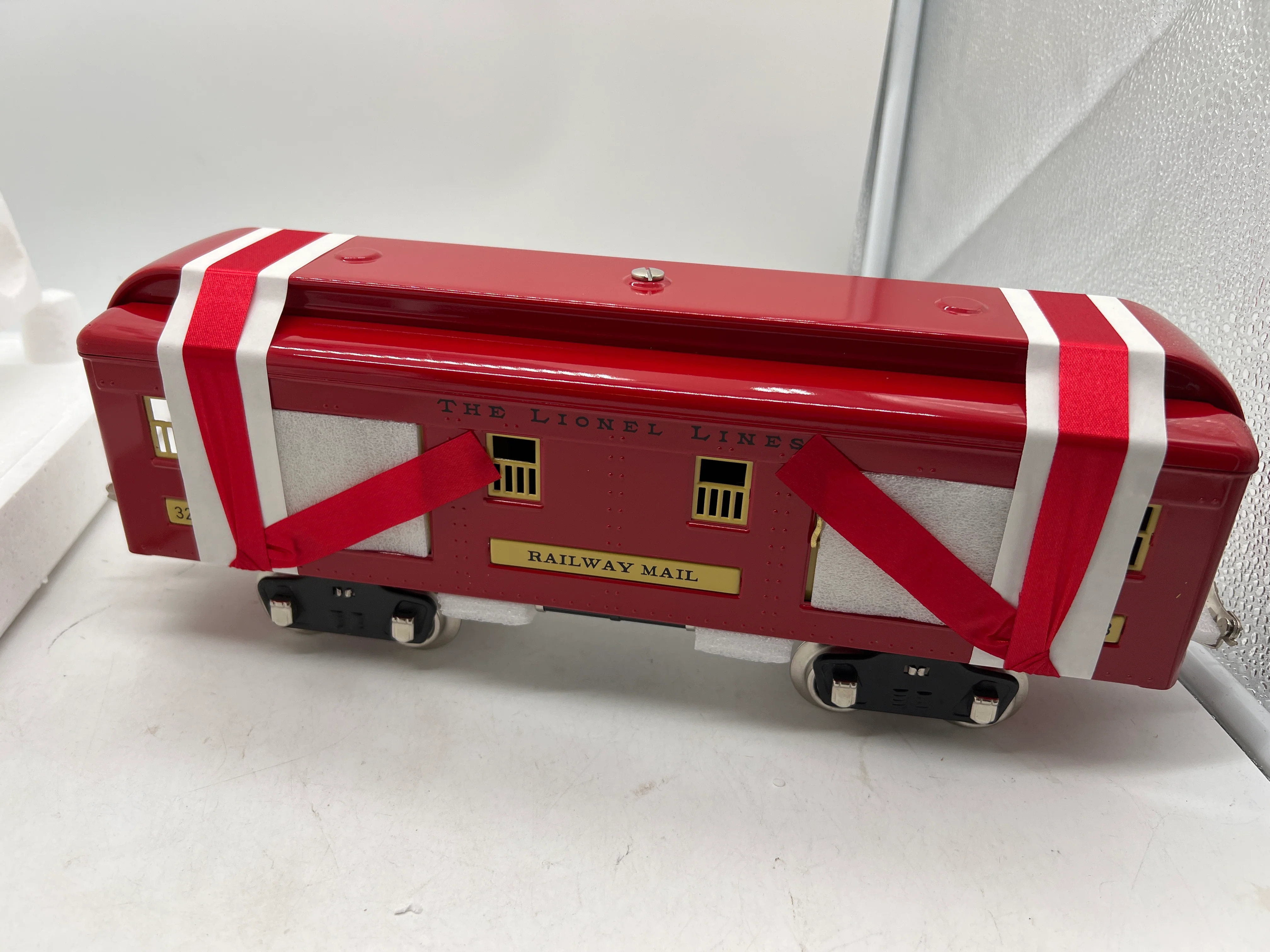 Lionel CLASSICS 6-13400 323 RED BAGGAGE CAR TINPLATE STANDARD GAUGE NEW - Image 3