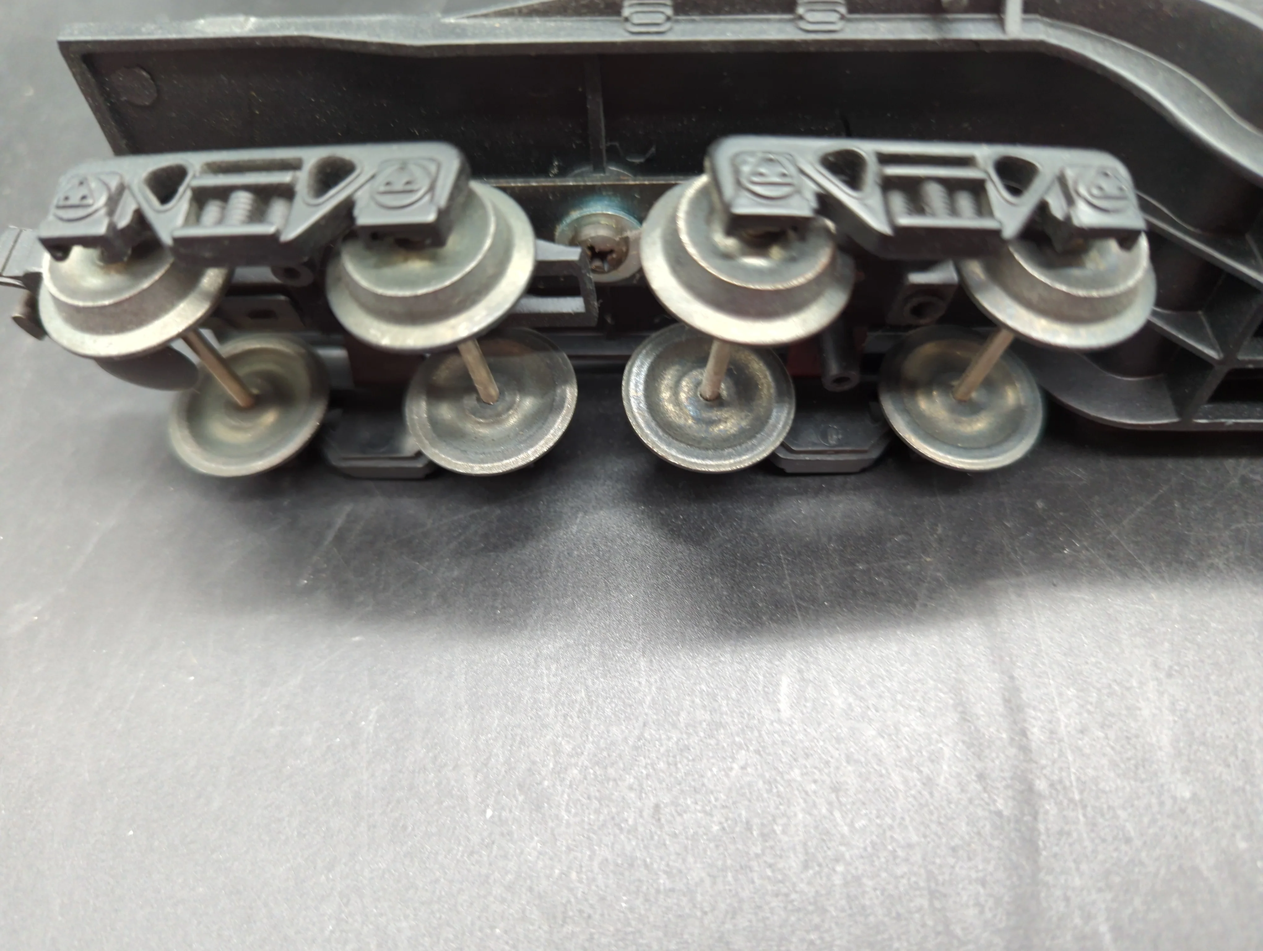 Lionel 6-36900 depressed center flatcar with back shop  O SCALE Like New - Image 3