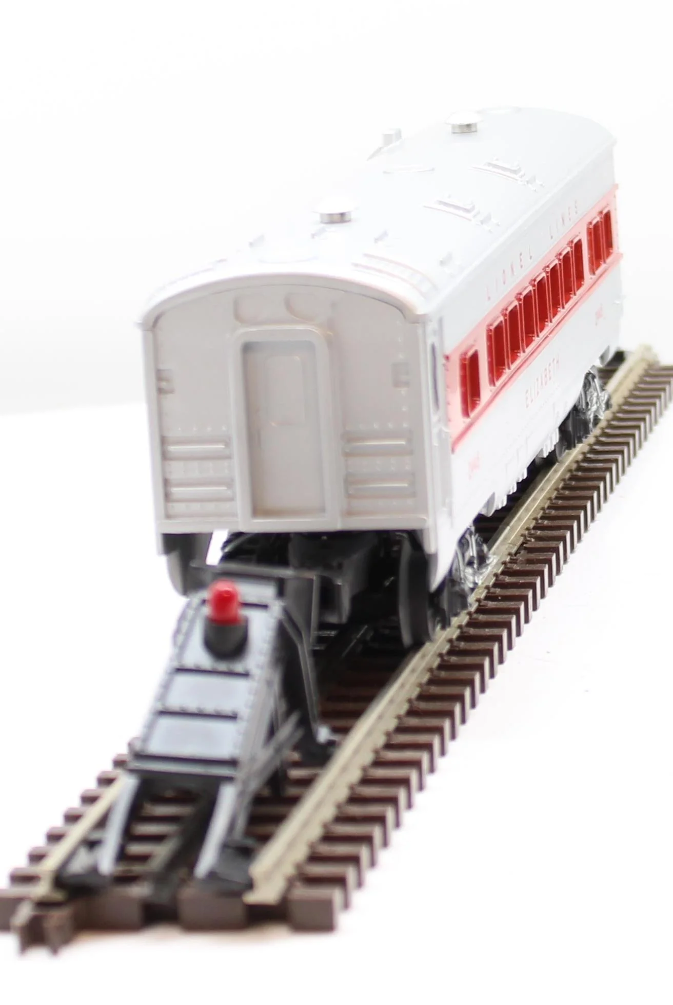 LIONEL LL Elisabeth Streamline Coach-Red Stripe Illuminated Passenger Car 6-2445 O SCALE Like New - Image 3