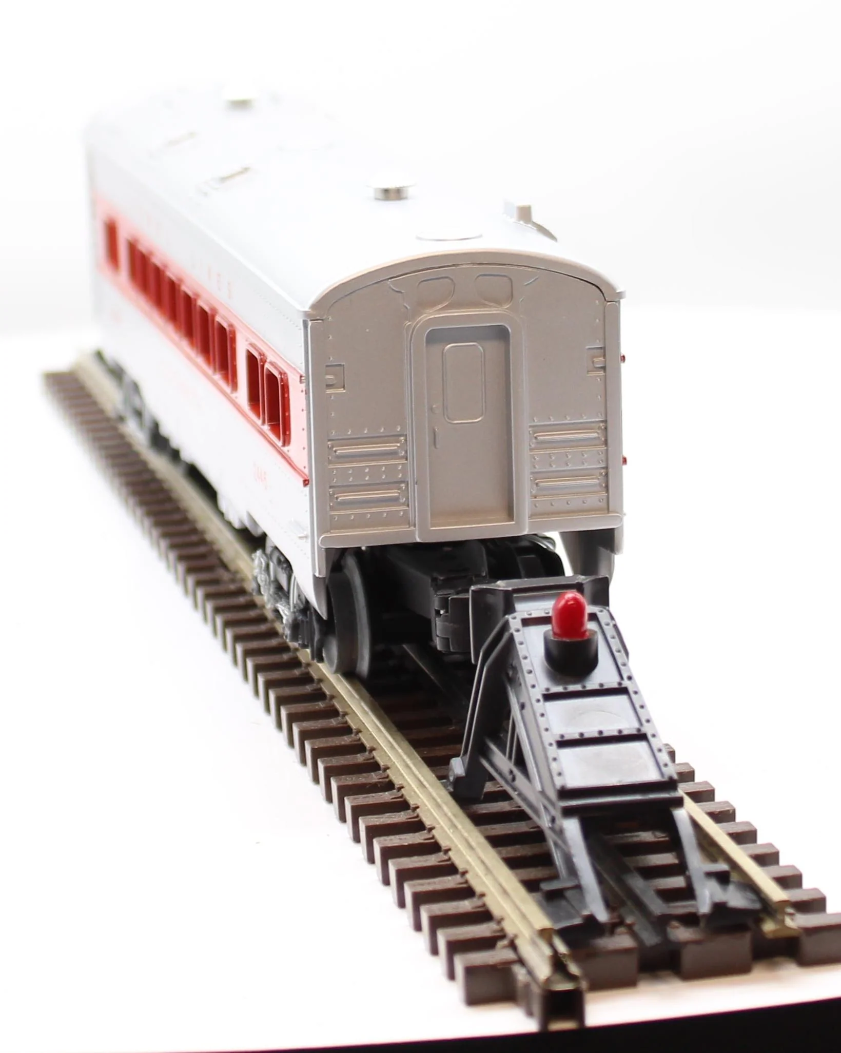 LIONEL LL Elisabeth Streamline Coach-Red Stripe Illuminated Passenger Car 6-2445 O SCALE Like New - Image 5